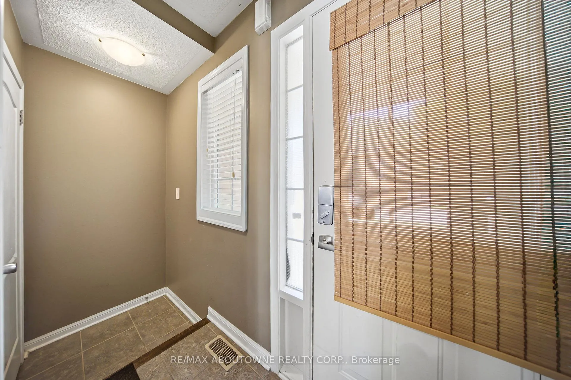 Photo 3 of 902 Gazley Circle, Milton, Beaty — HOMEH