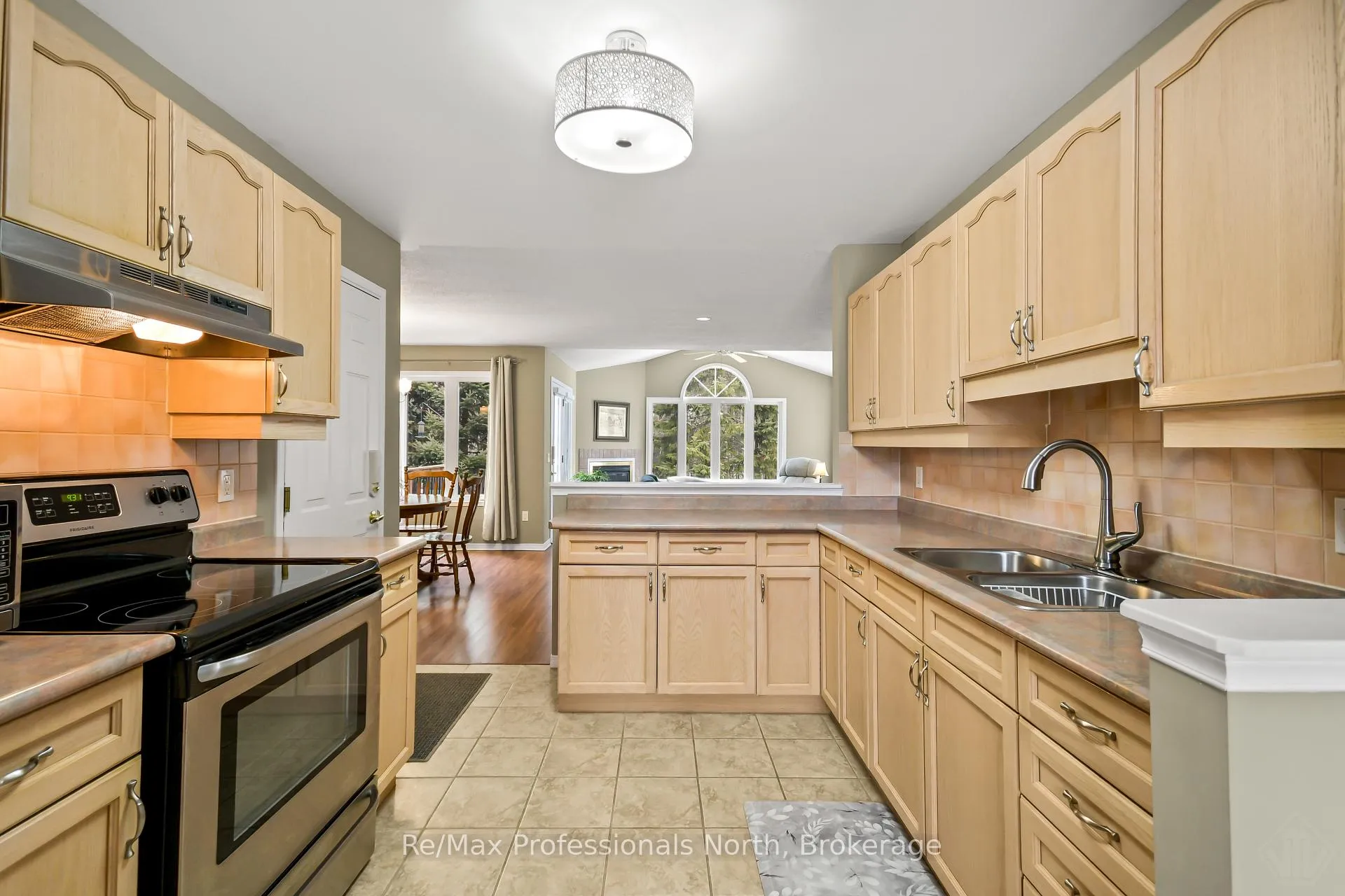 Photo 6 of 102 Pineridge Gate, Gravenhurst, Muskoka (S) — HOMEH