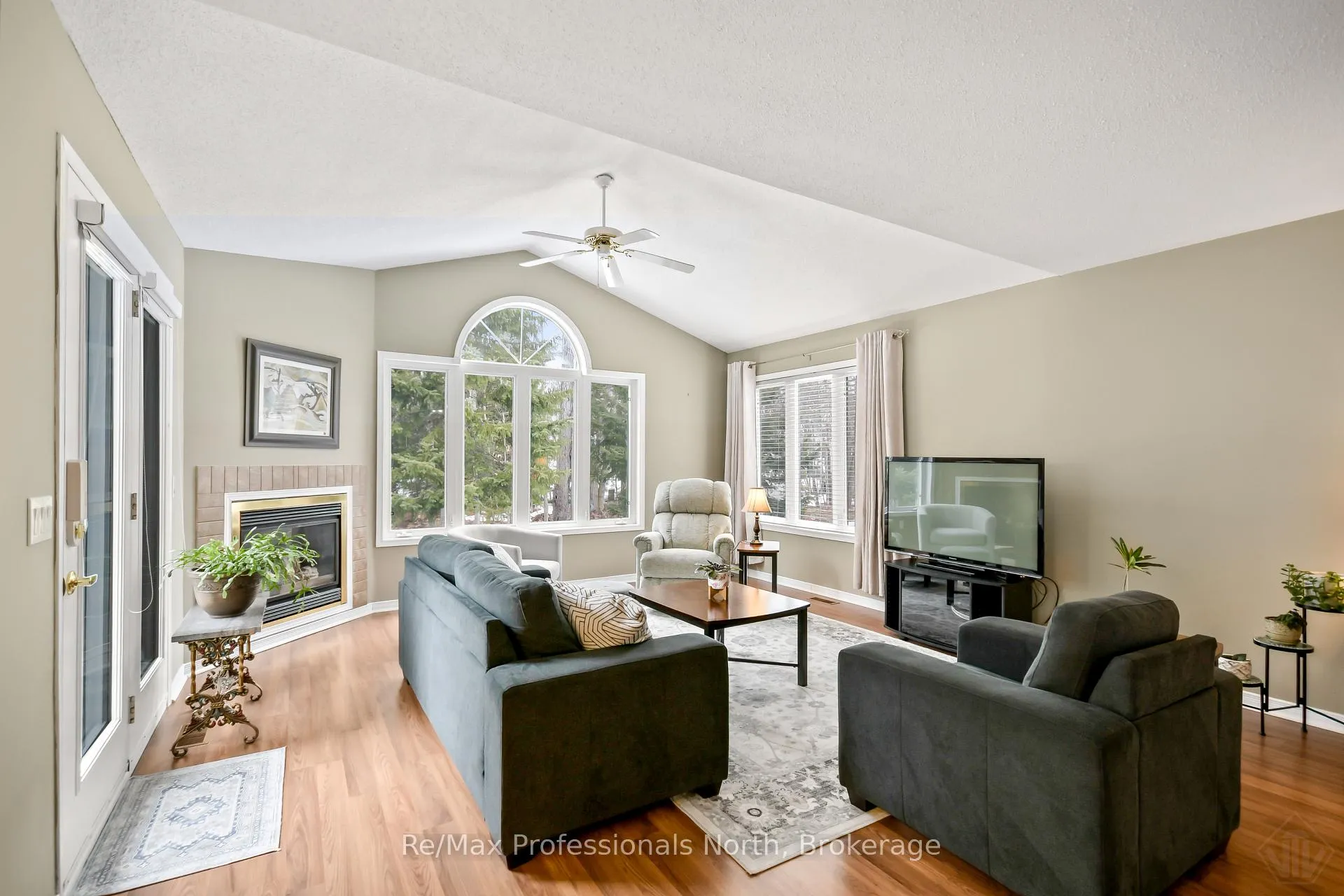 Photo 12 of 102 Pineridge Gate, Gravenhurst, Muskoka (S) — HOMEH