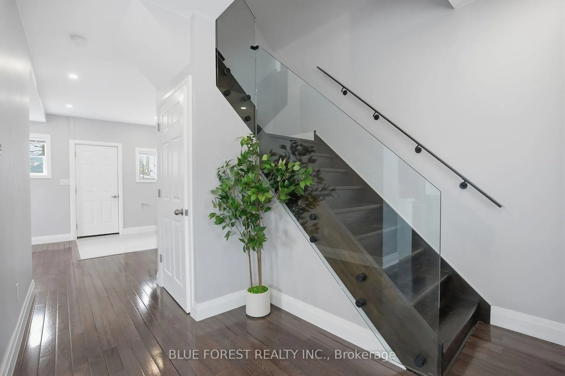 Photo 5 of 178 Thompson Road, London, South I — HOMEH