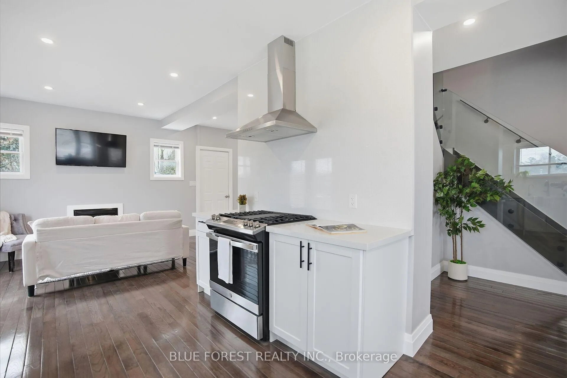Photo 6 of 178 Thompson Road, London, South I — HOMEH