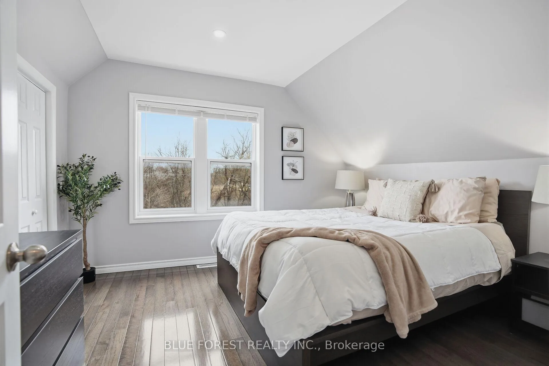 Photo 14 of 178 Thompson Road, London, South I — HOMEH