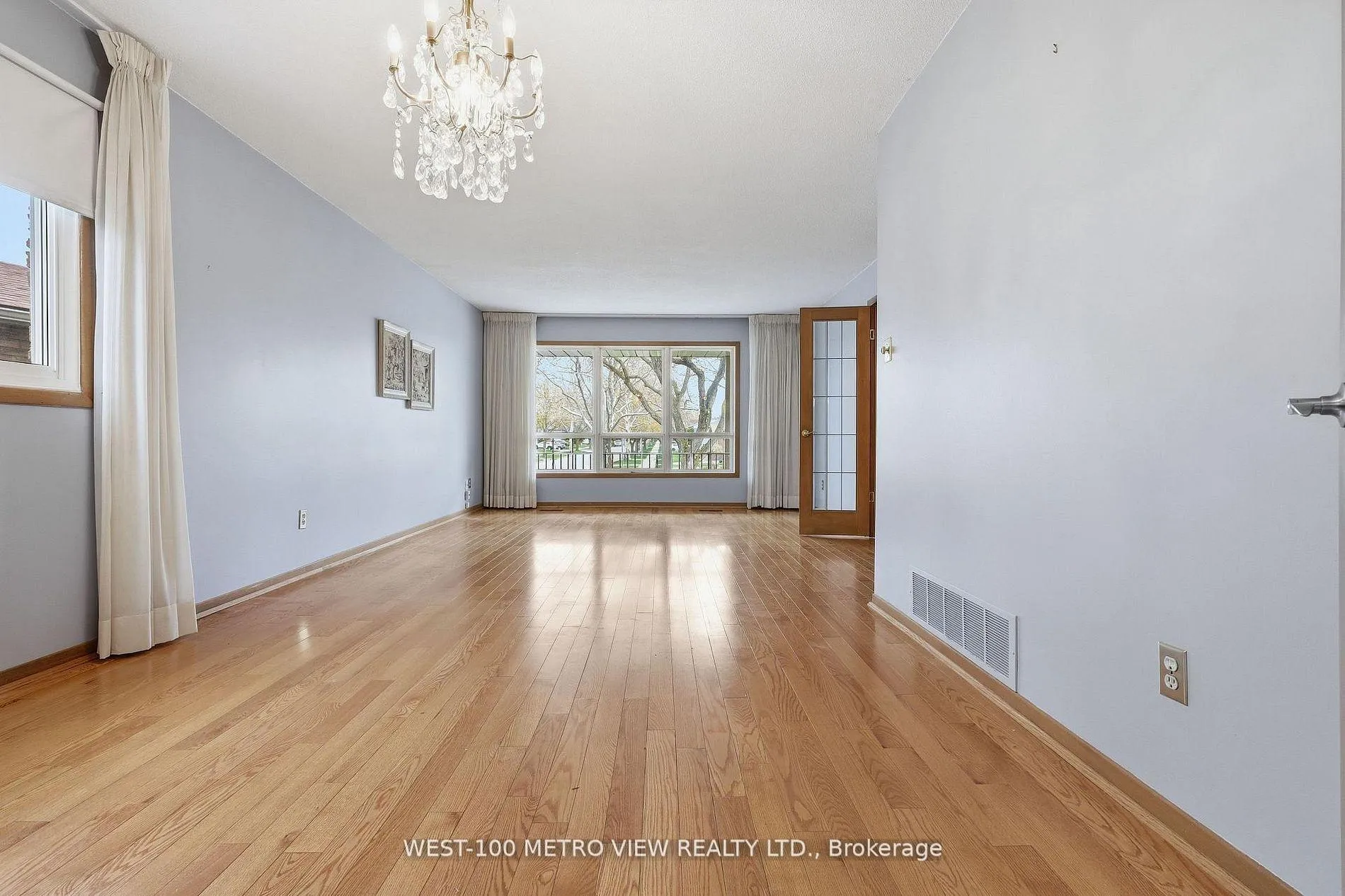 Photo 4 of 3099 Bentworth Drive, Burlington, Palmer — HOMEH