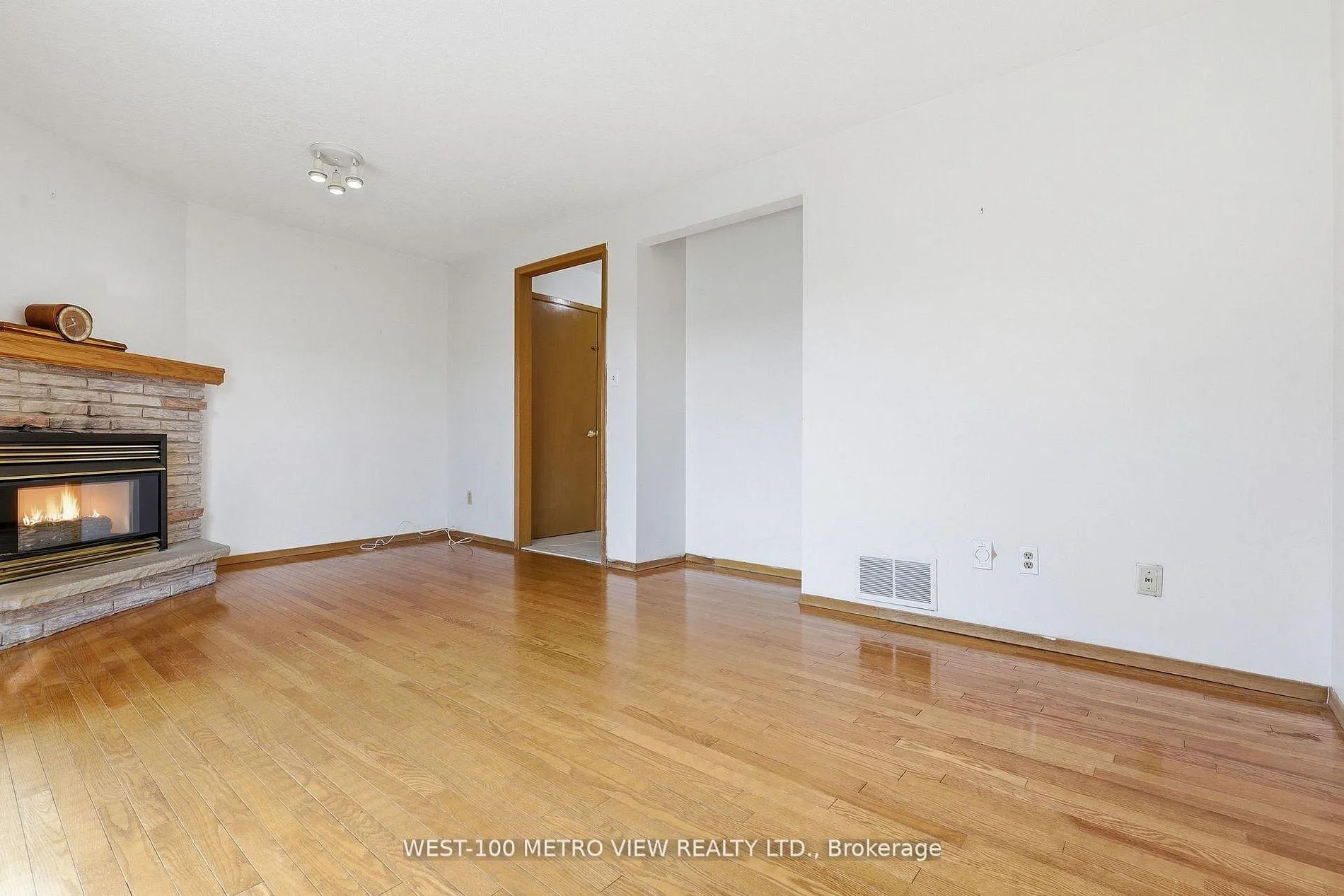 Photo 8 of 3099 Bentworth Drive, Burlington, Palmer — HOMEH