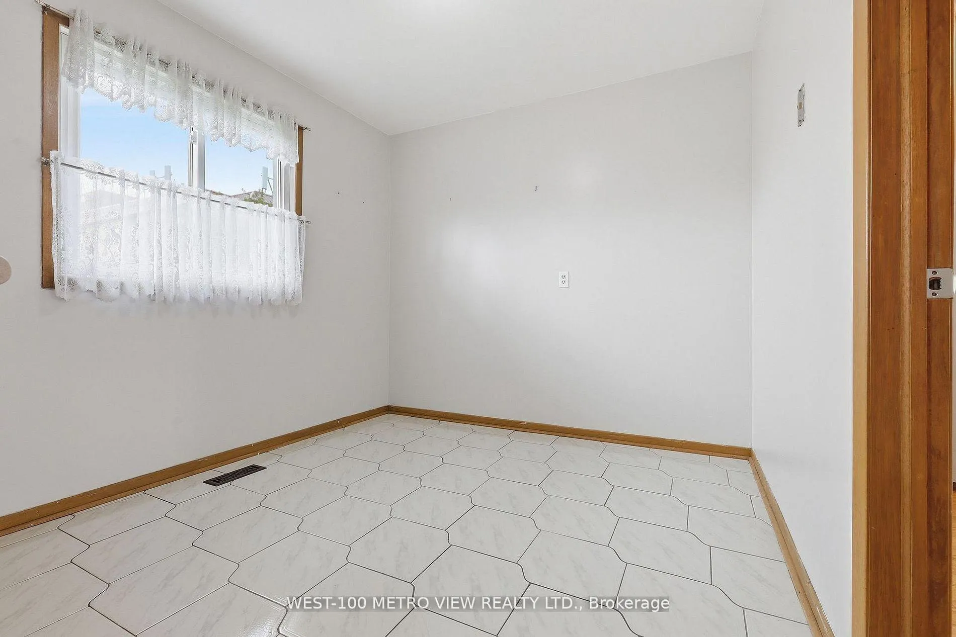 Photo 12 of 3099 Bentworth Drive, Burlington, Palmer — HOMEH