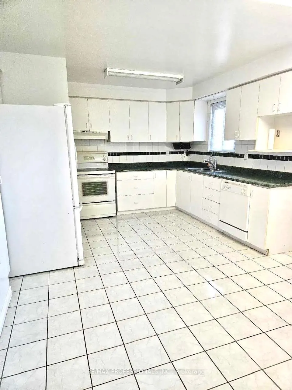 Photo 3 of Unit MAIN, 78 Marchbank Crescent, Brampton, Central Park — HOMEH