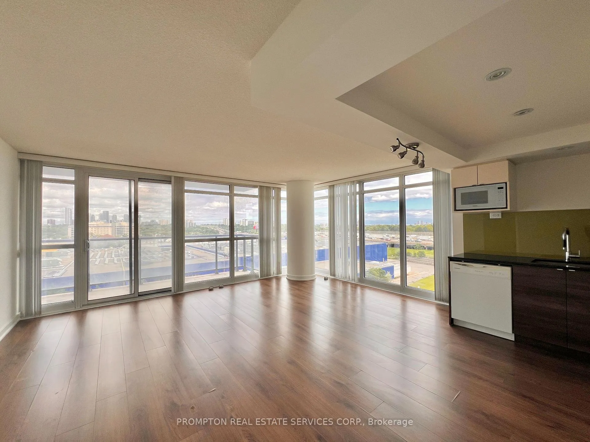 Photo 9 of Unit 608, 121 Mcmahon Drive, North York, Bayview Village — HOMEH