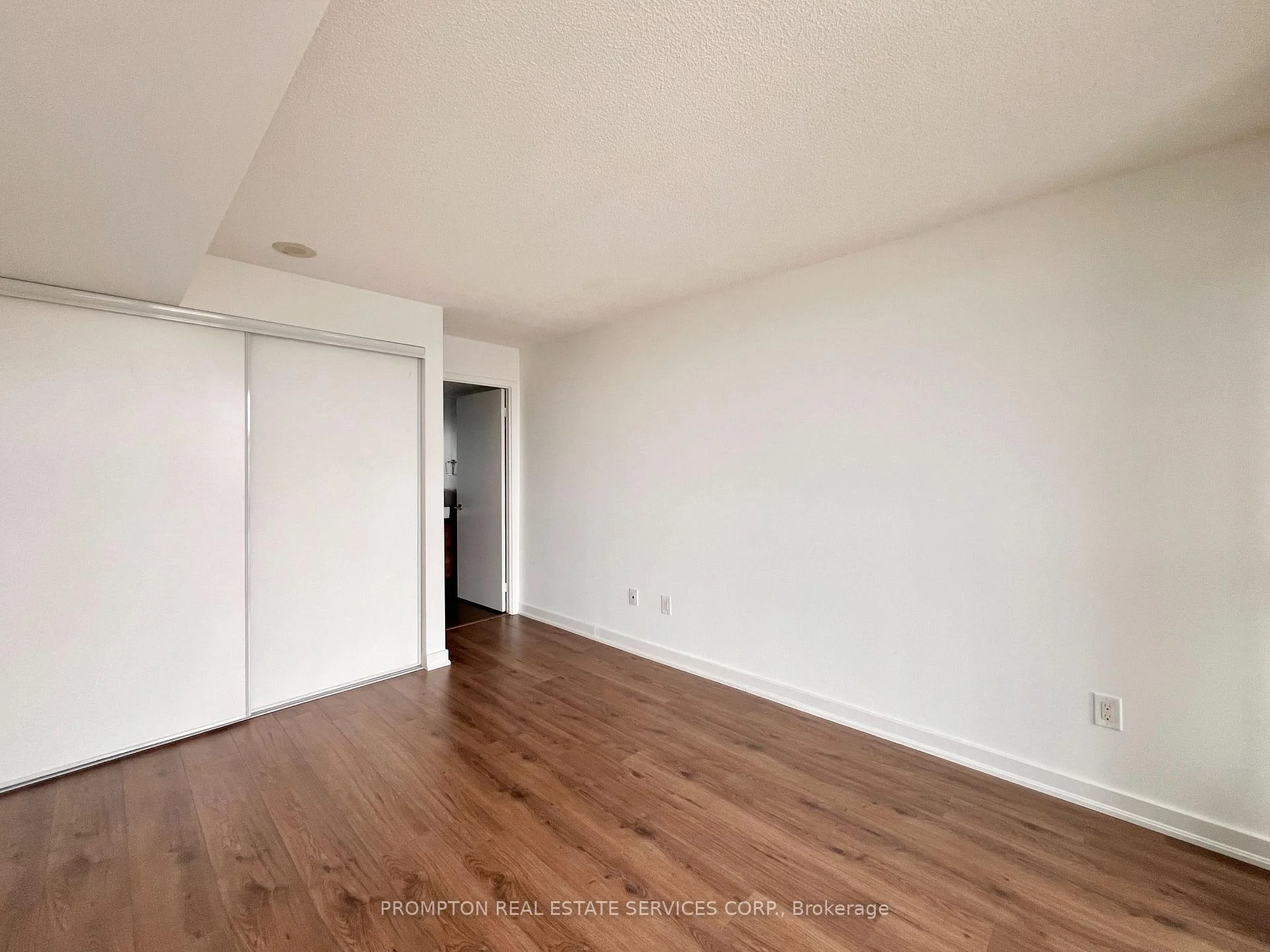 Photo 3 of Unit 608, 121 Mcmahon Drive, North York, Bayview Village — HOMEH