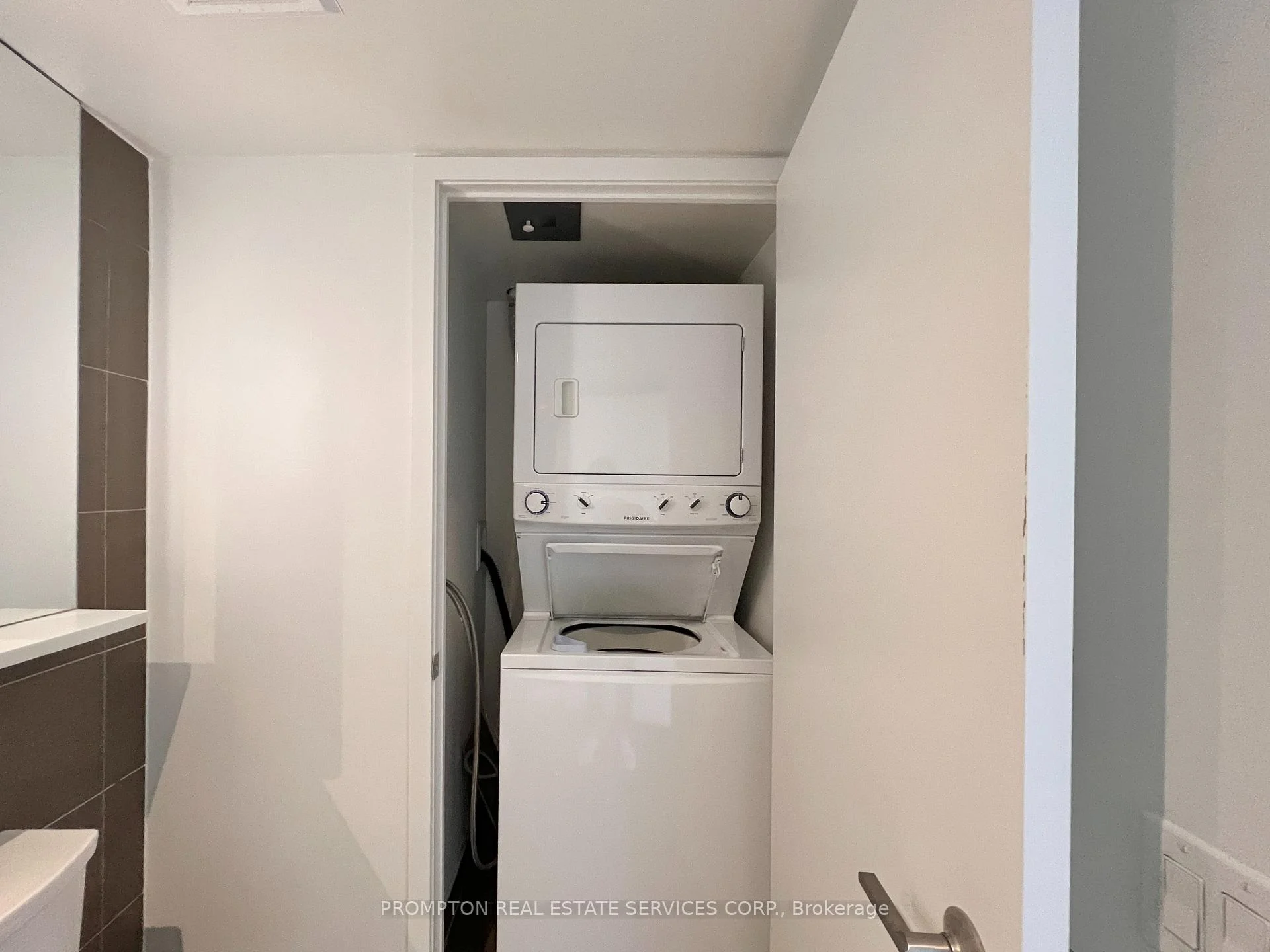Photo 5 of Unit 608, 121 Mcmahon Drive, North York, Bayview Village — HOMEH