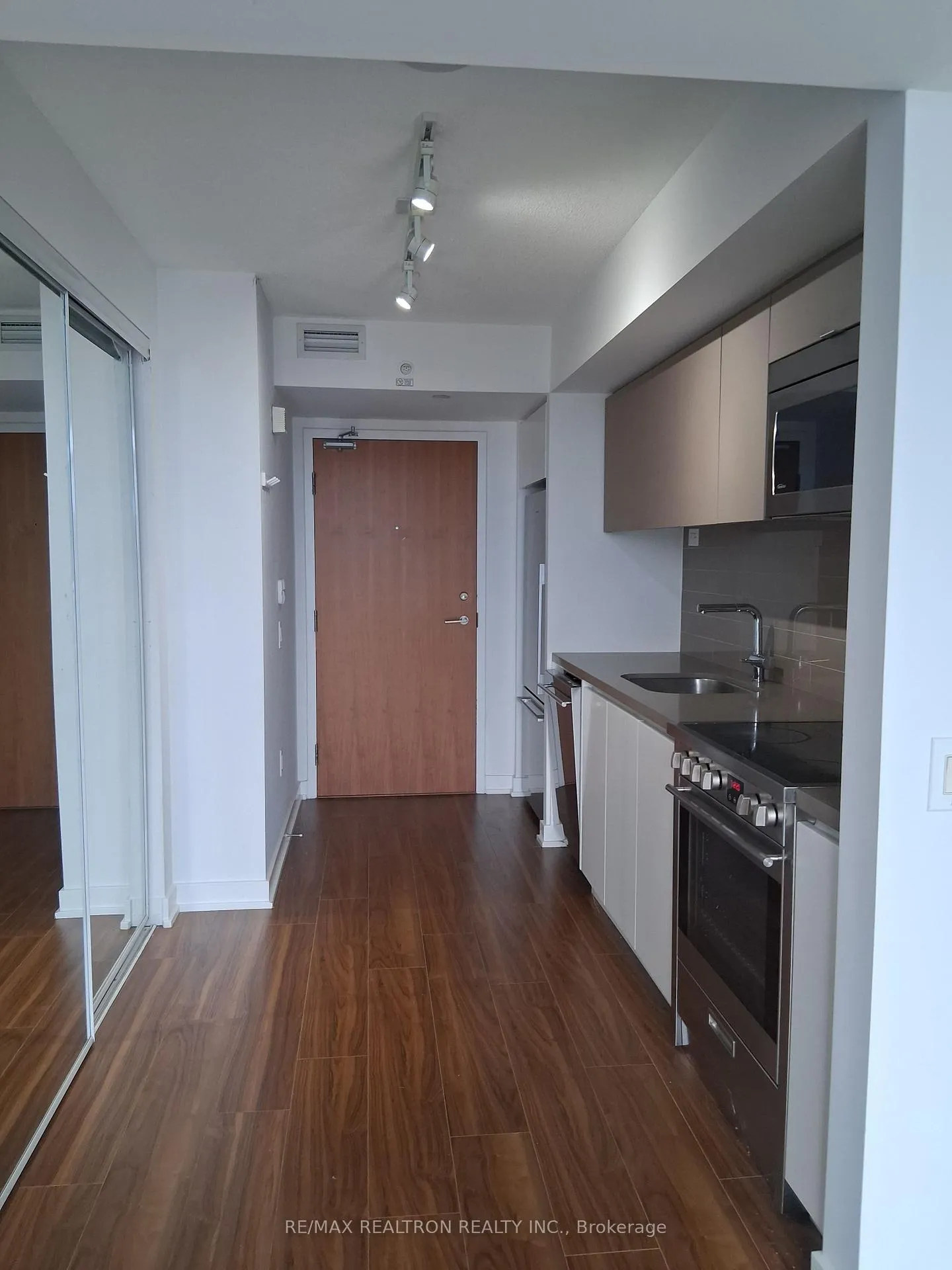 Photo 4 of Unit 3108, 85 Queens Wharf Road, Toronto, Waterfront Communities — HOMEH