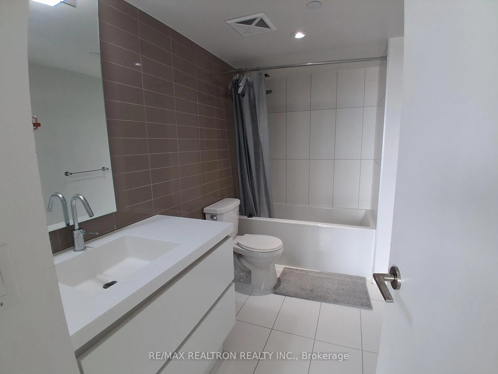 Photo 11 of Unit 3108, 85 Queens Wharf Road, Toronto, Waterfront Communities — HOMEH