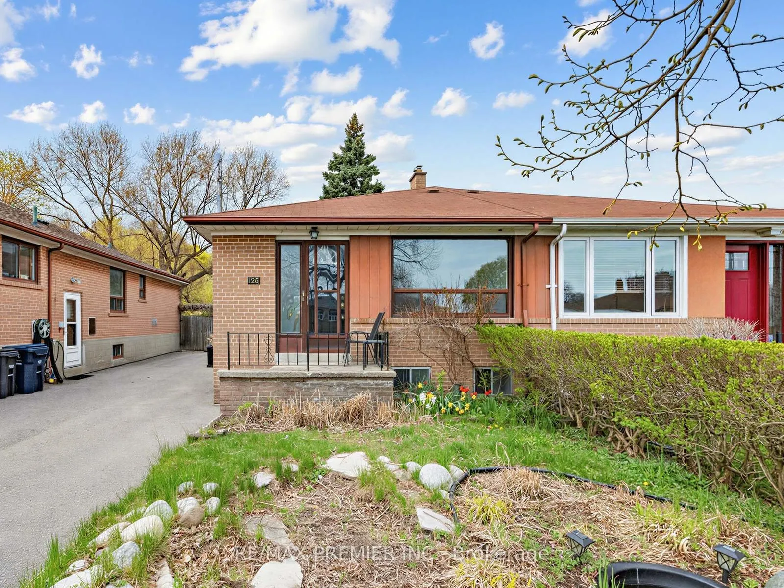 Photo 3 of 126 Langden Avenue, Toronto, Rockcliffe-Smythe — HOMEH