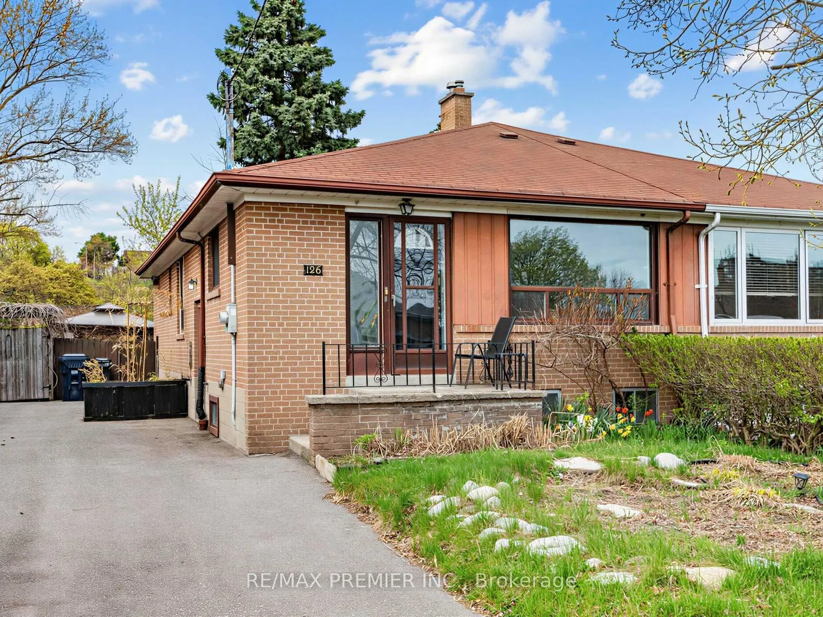 Photo 5 of 126 Langden Avenue, Toronto, Rockcliffe-Smythe — HOMEH