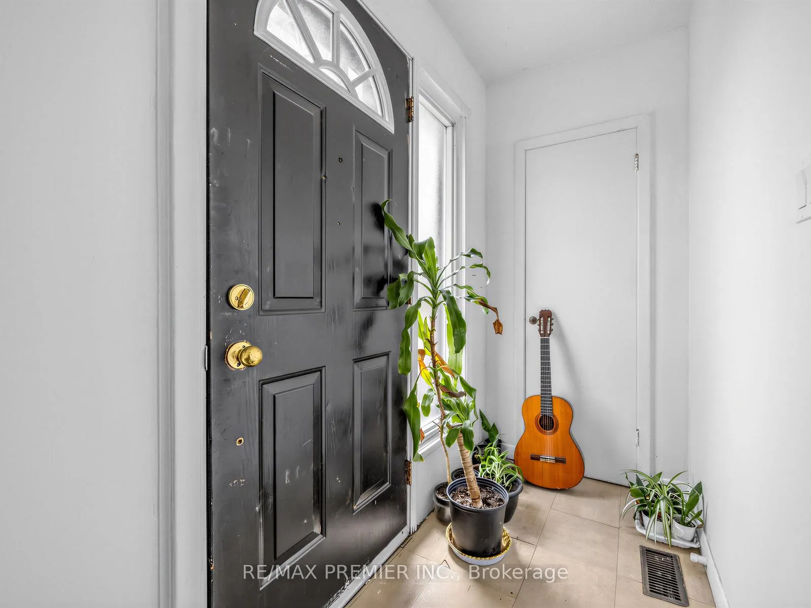 Photo 6 of 126 Langden Avenue, Toronto, Rockcliffe-Smythe — HOMEH