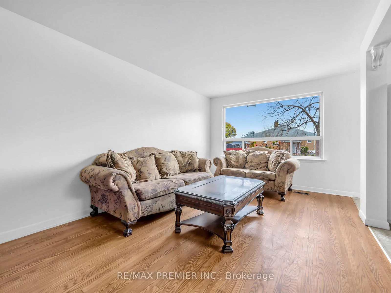 Photo 9 of 126 Langden Avenue, Toronto, Rockcliffe-Smythe — HOMEH