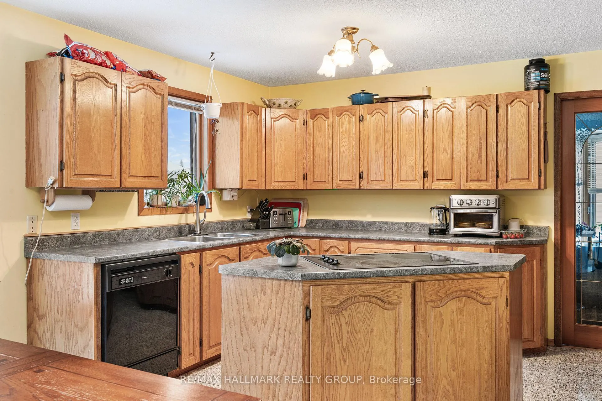 Photo 10 of 477 Duvernay Drive, Ottawa, Queenswood Heights South — HOMEH