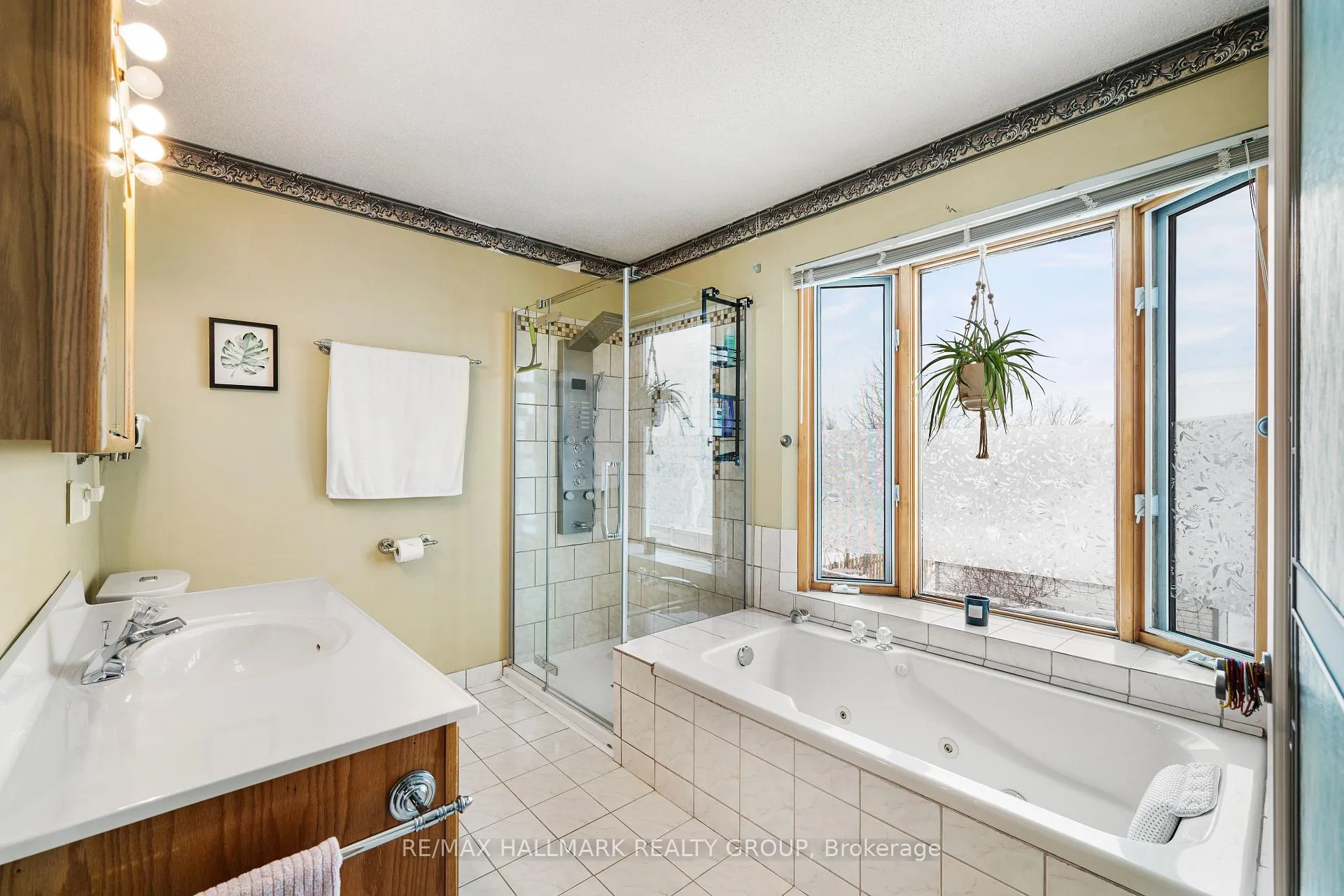 Photo 23 of 477 Duvernay Drive, Ottawa, Queenswood Heights South — HOMEH