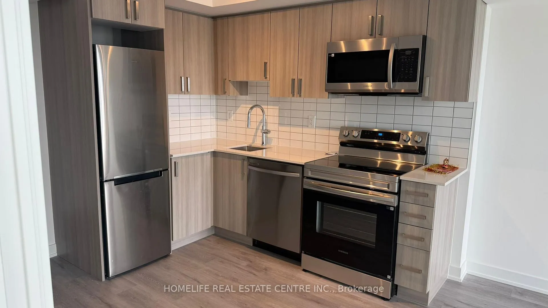 Photo 4 of Unit 2201, 1010 Sandy Beach Road, Pickering, Bay Ridges — HOMEH