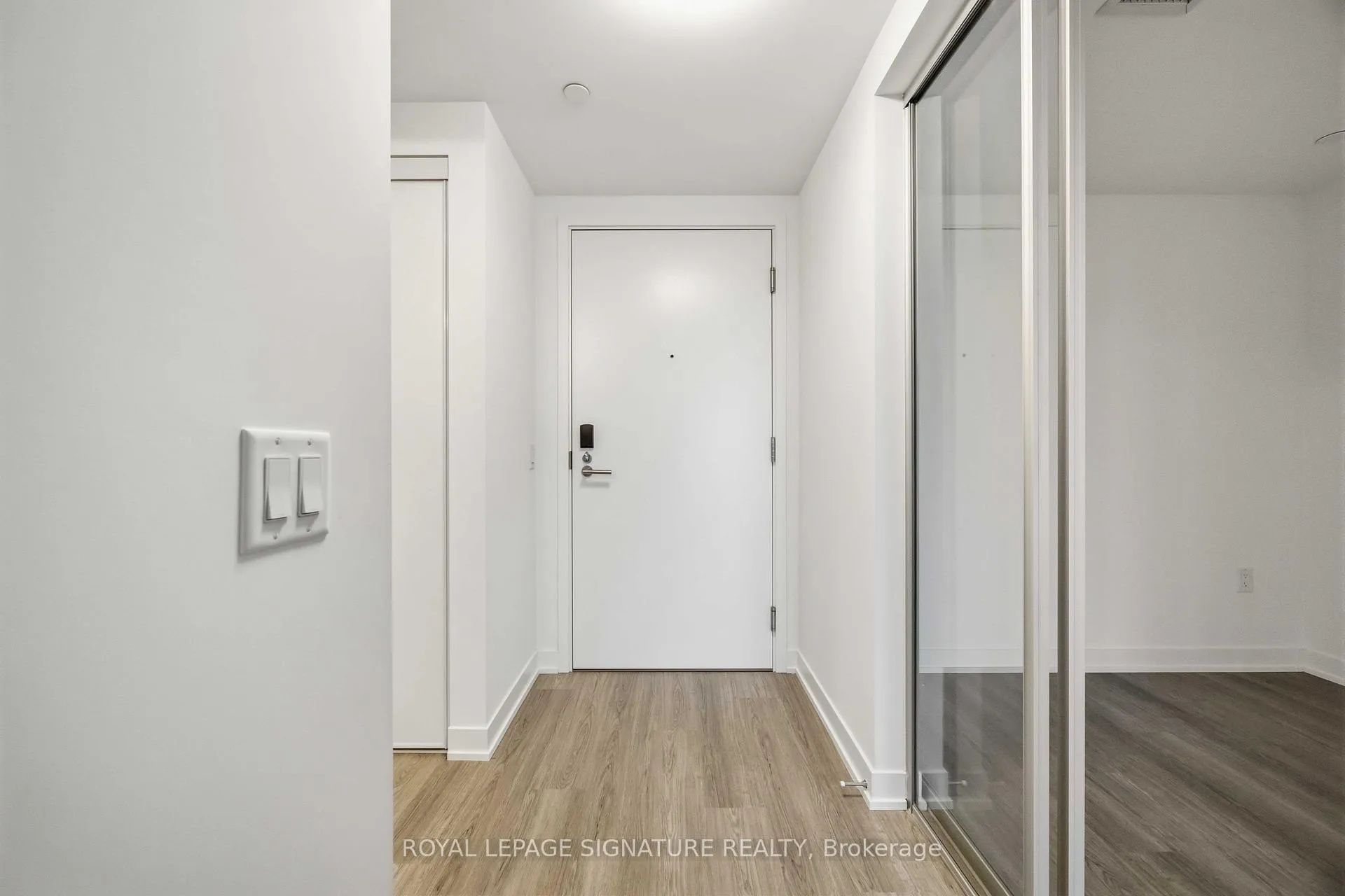 Photo 4 of Unit 413, 15 David Salomon Drive, Toronto, Flemingdon Park — HOMEH