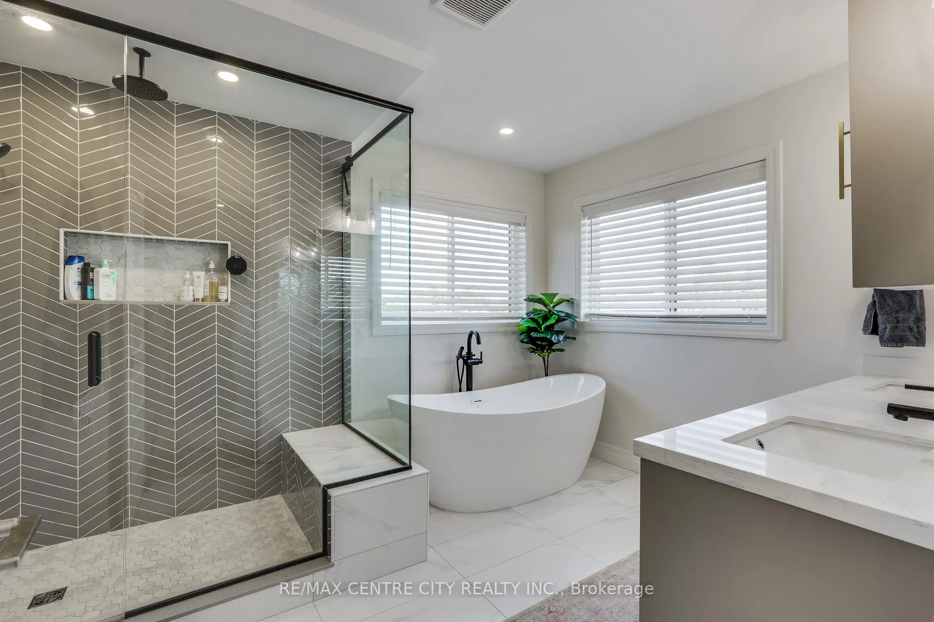 Photo 20 of 108 Stuart Avenue, Lucan Biddulph, Lucan — HOMEH