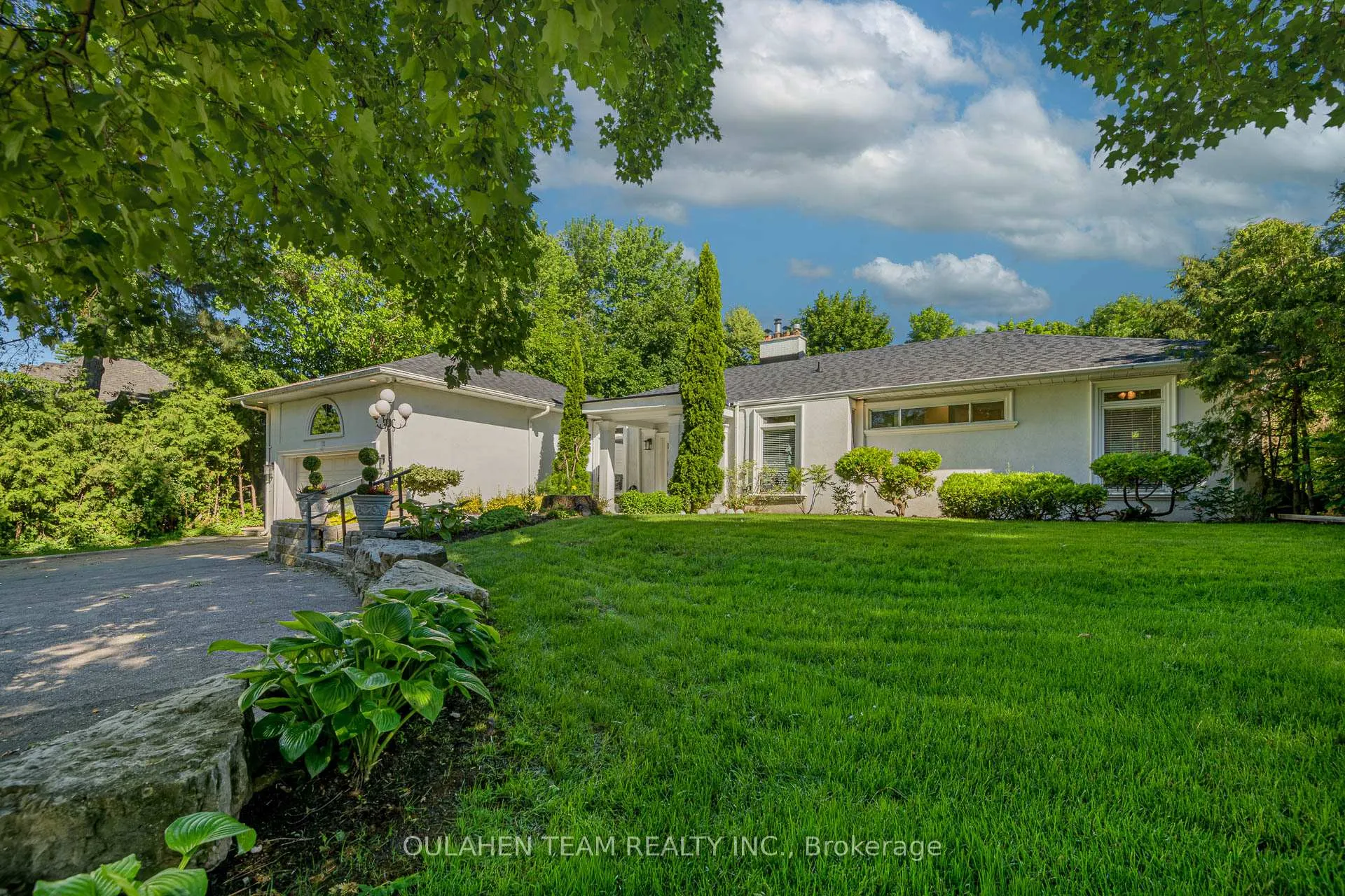 Photo 2 of 28 Uplands Avenue, Vaughan, Uplands — HOMEH