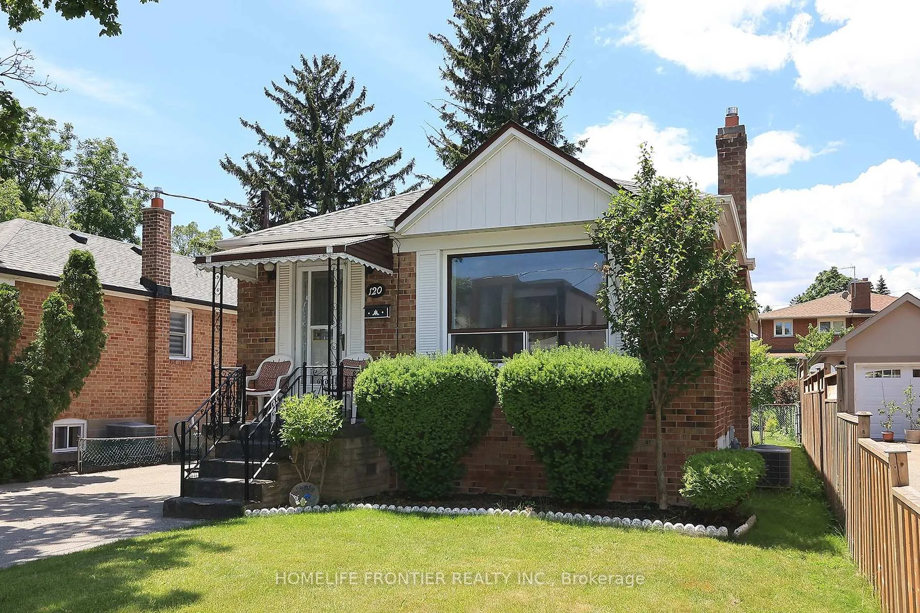 Photo 2 of 120 North Carson Street, Etobicoke, Alderwood — HOMEH
