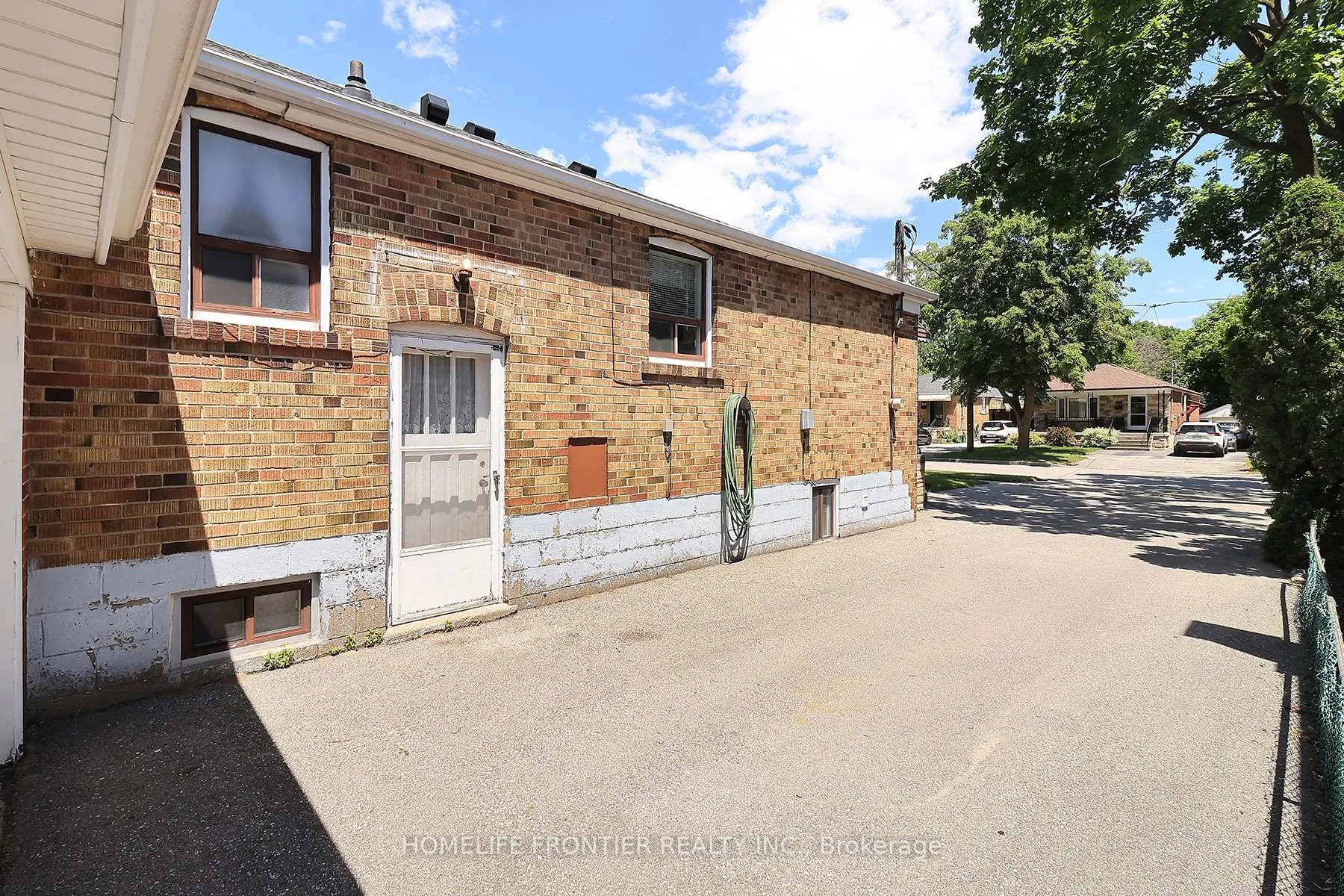 Photo 3 of 120 North Carson Street, Etobicoke, Alderwood — HOMEH
