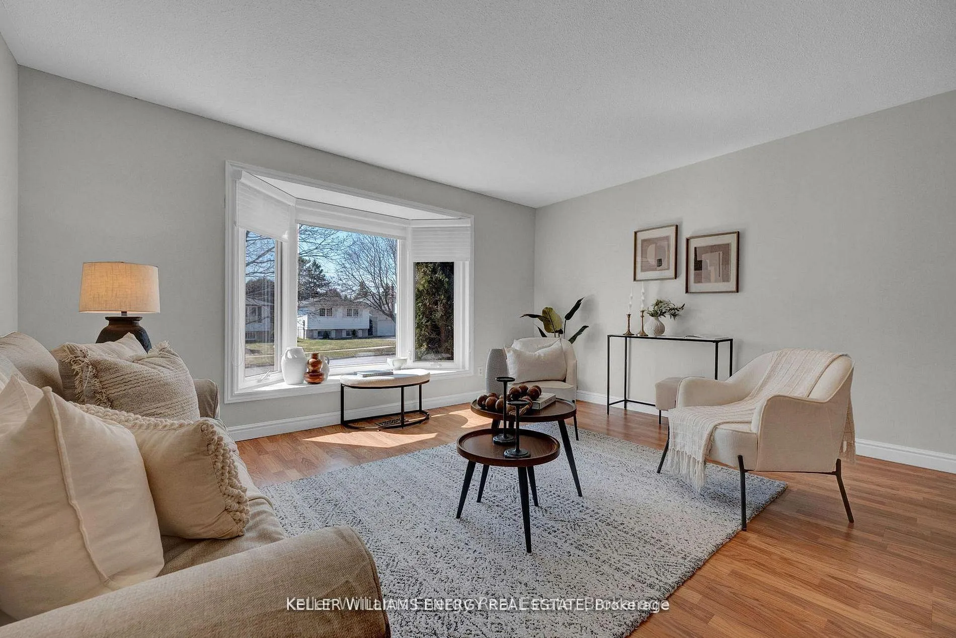 Photo 4 of 693 Waverly Street N, Oshawa, Northglen — HOMEH