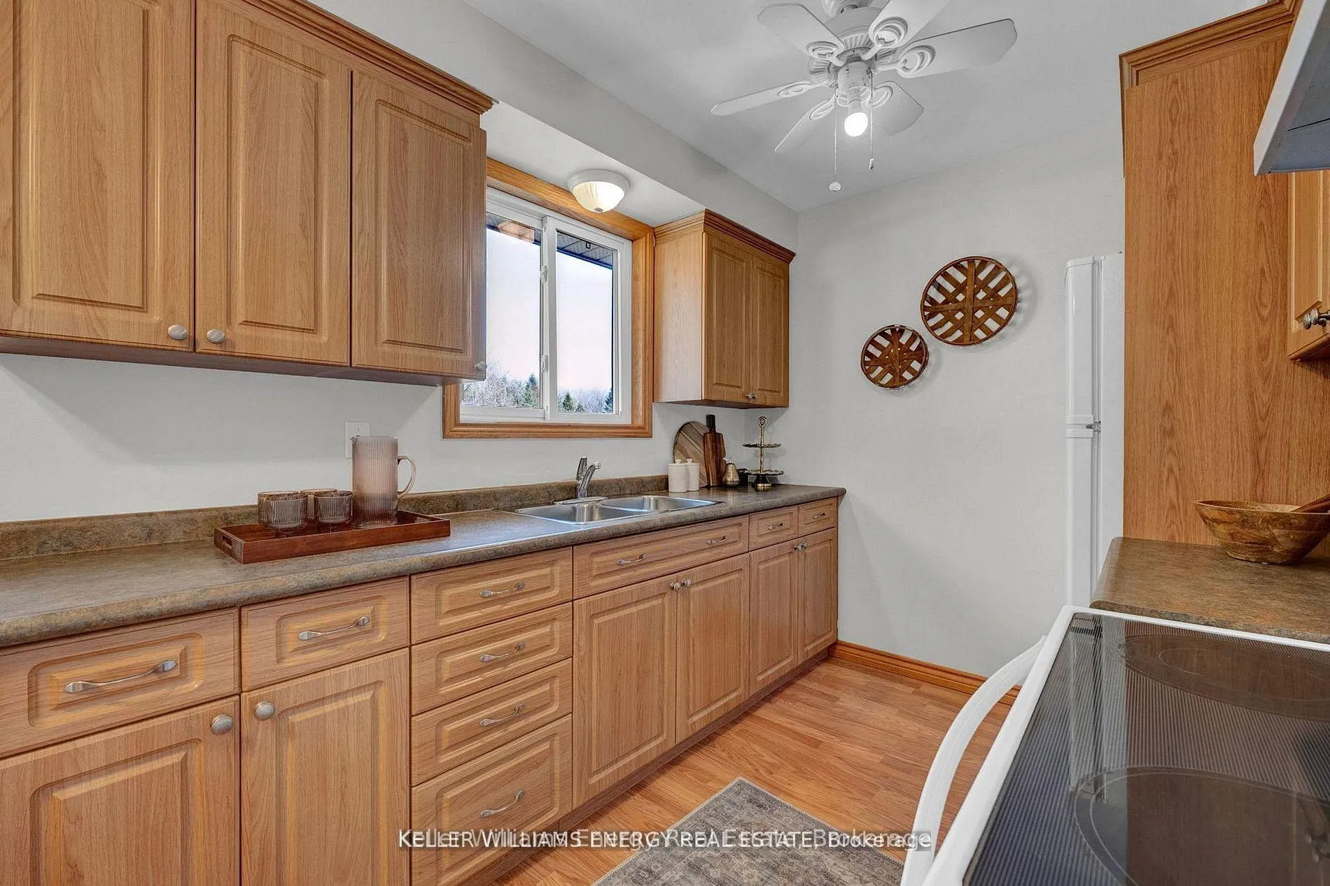 Photo 8 of 693 Waverly Street N, Oshawa, Northglen — HOMEH