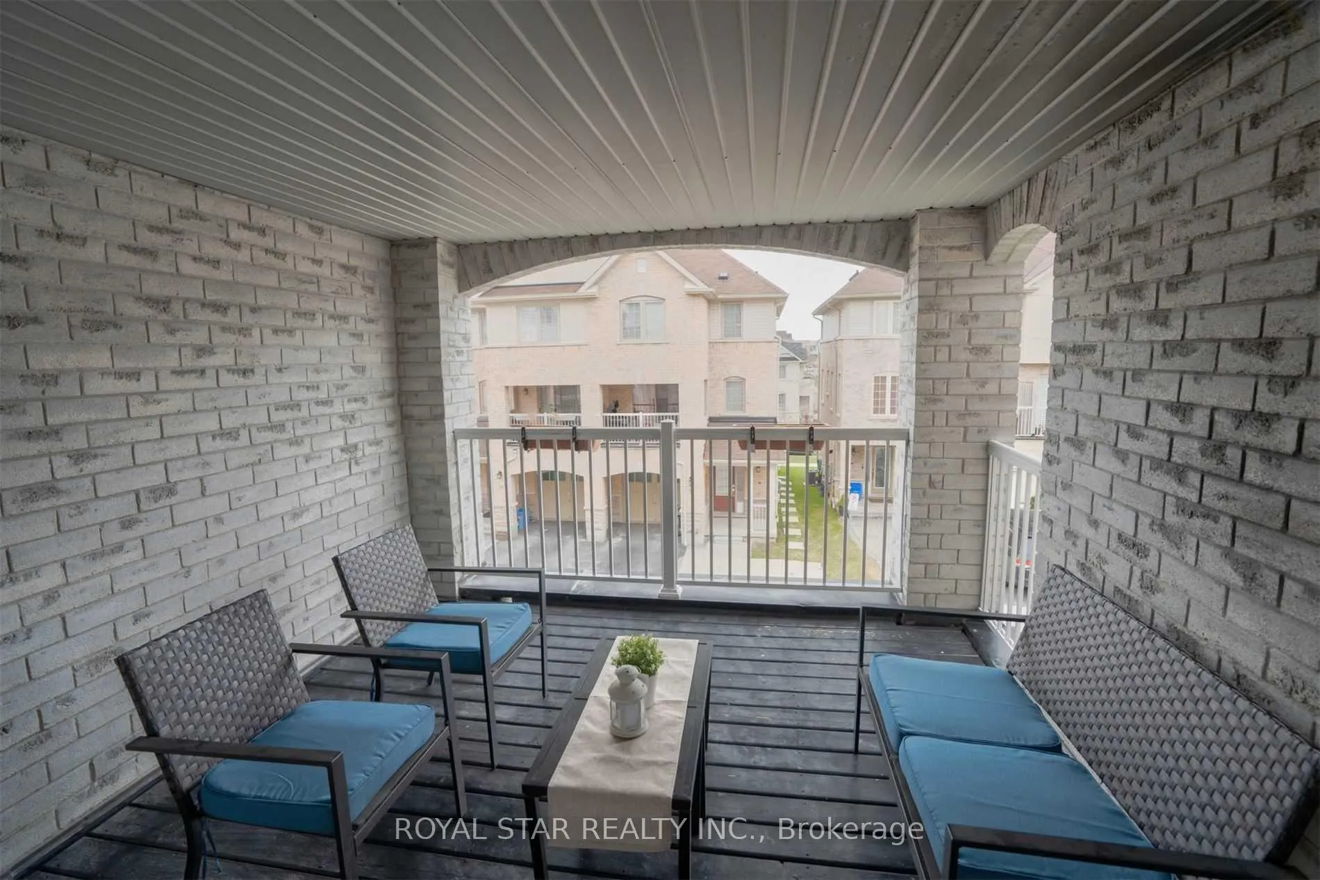 Front of 527 Rossland Road E
