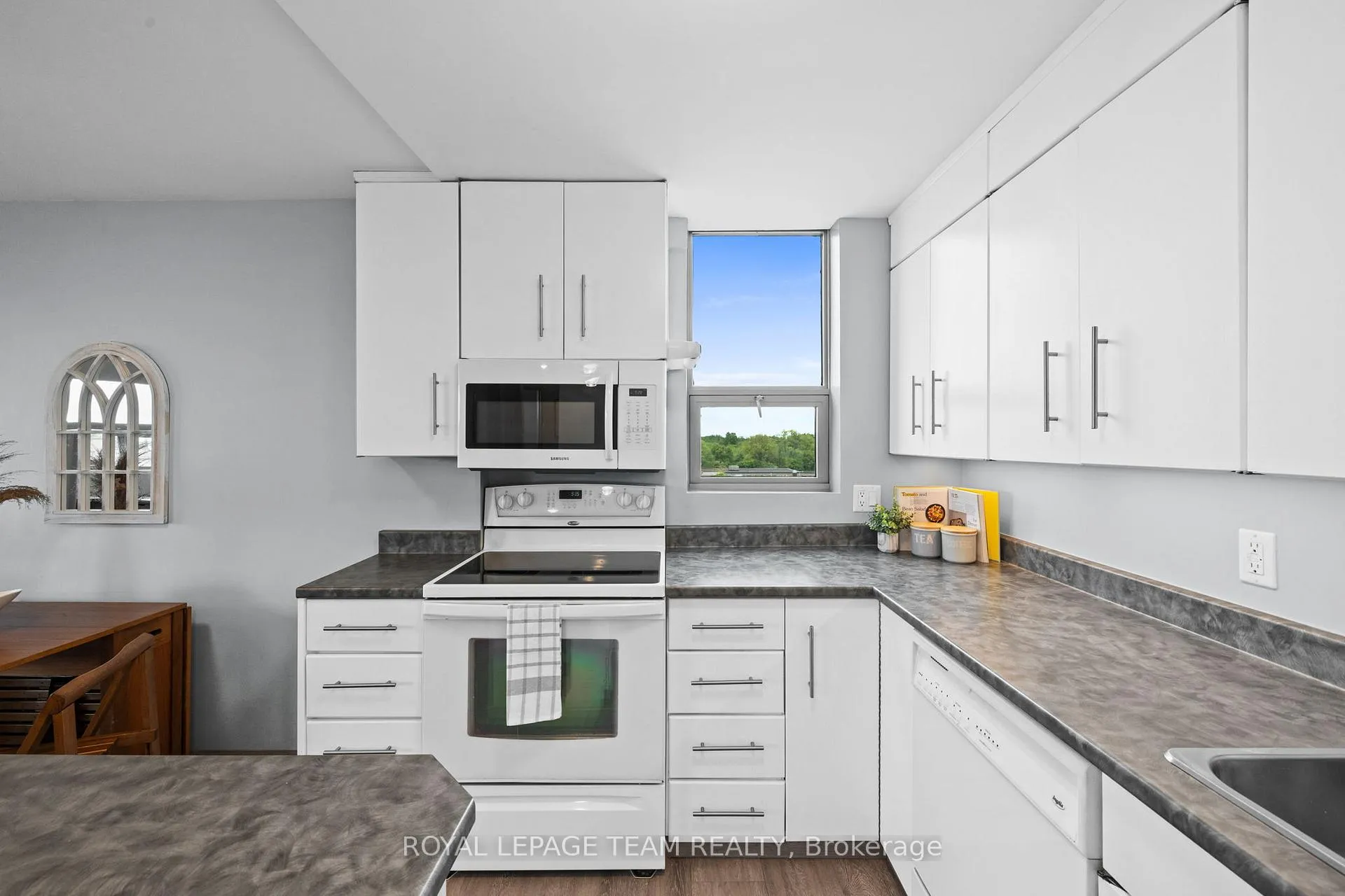 Photo 11 of Unit 611, 1440 Heron Road, Ottawa, Heron Gate — HOMEH