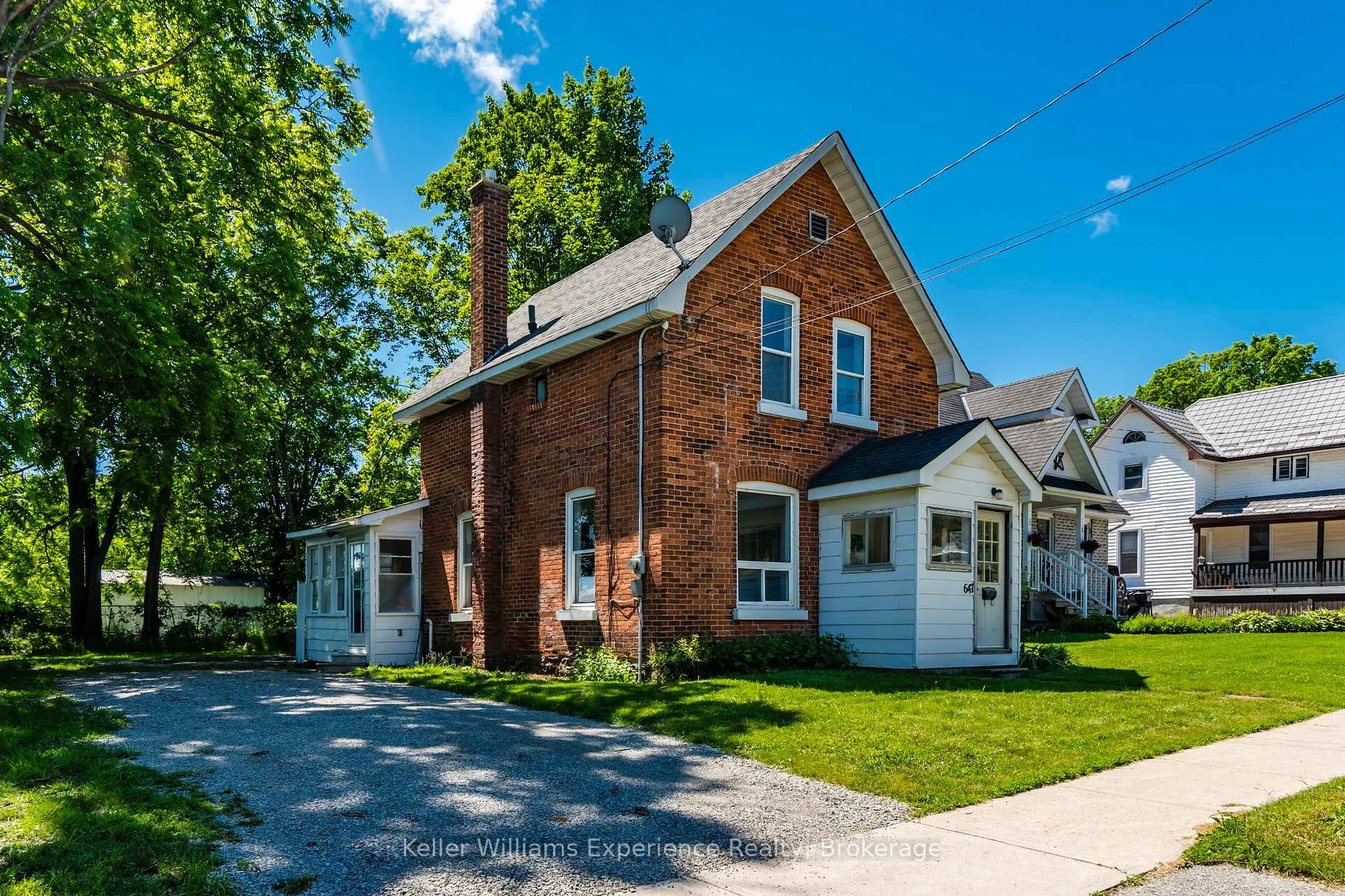 Photo 2 of 647 Ottawa Street, Midland — HOMEH