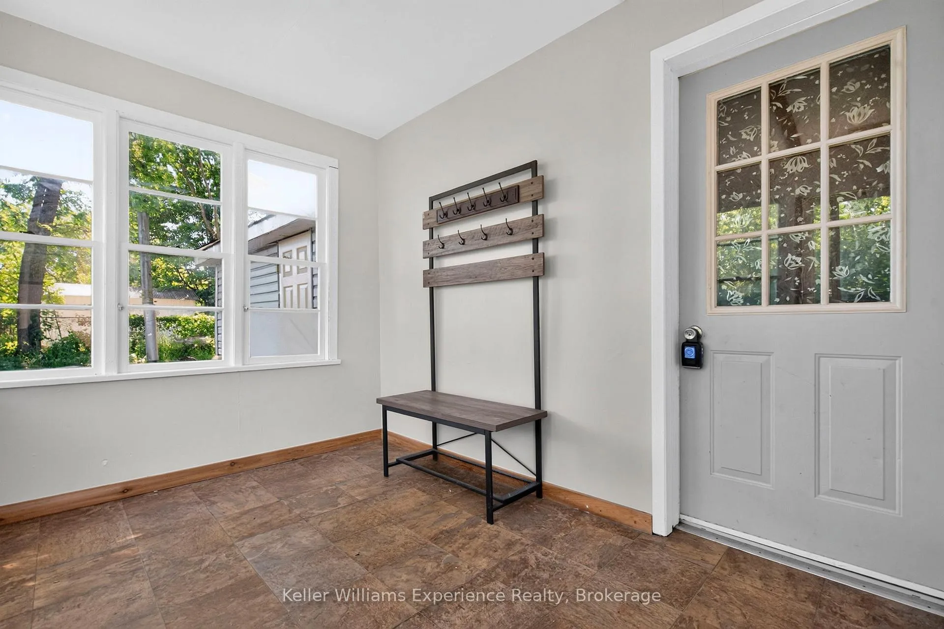 Photo 3 of 647 Ottawa Street, Midland — HOMEH