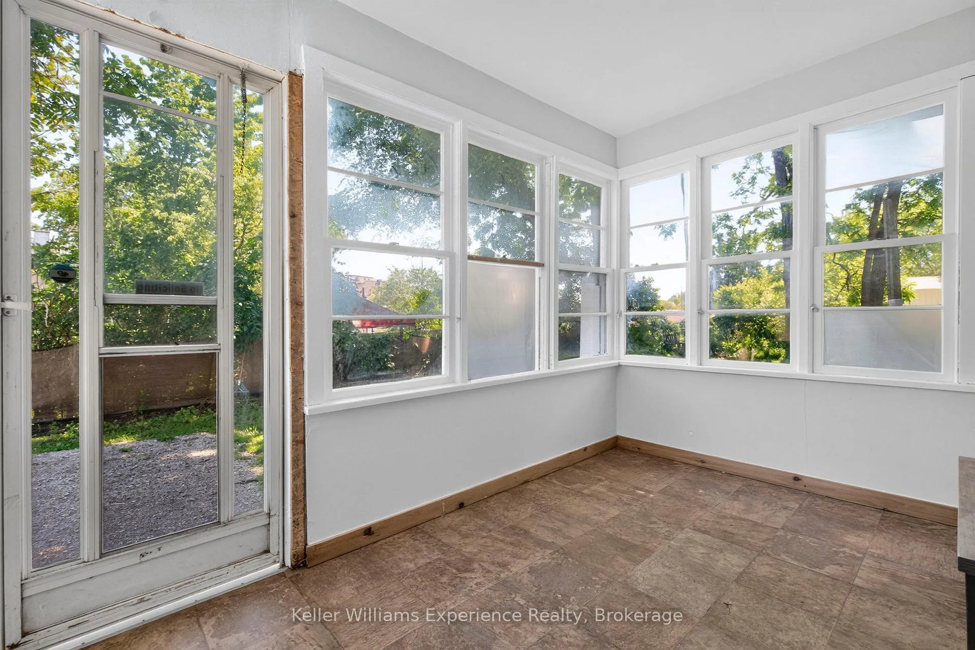 Photo 4 of 647 Ottawa Street, Midland — HOMEH