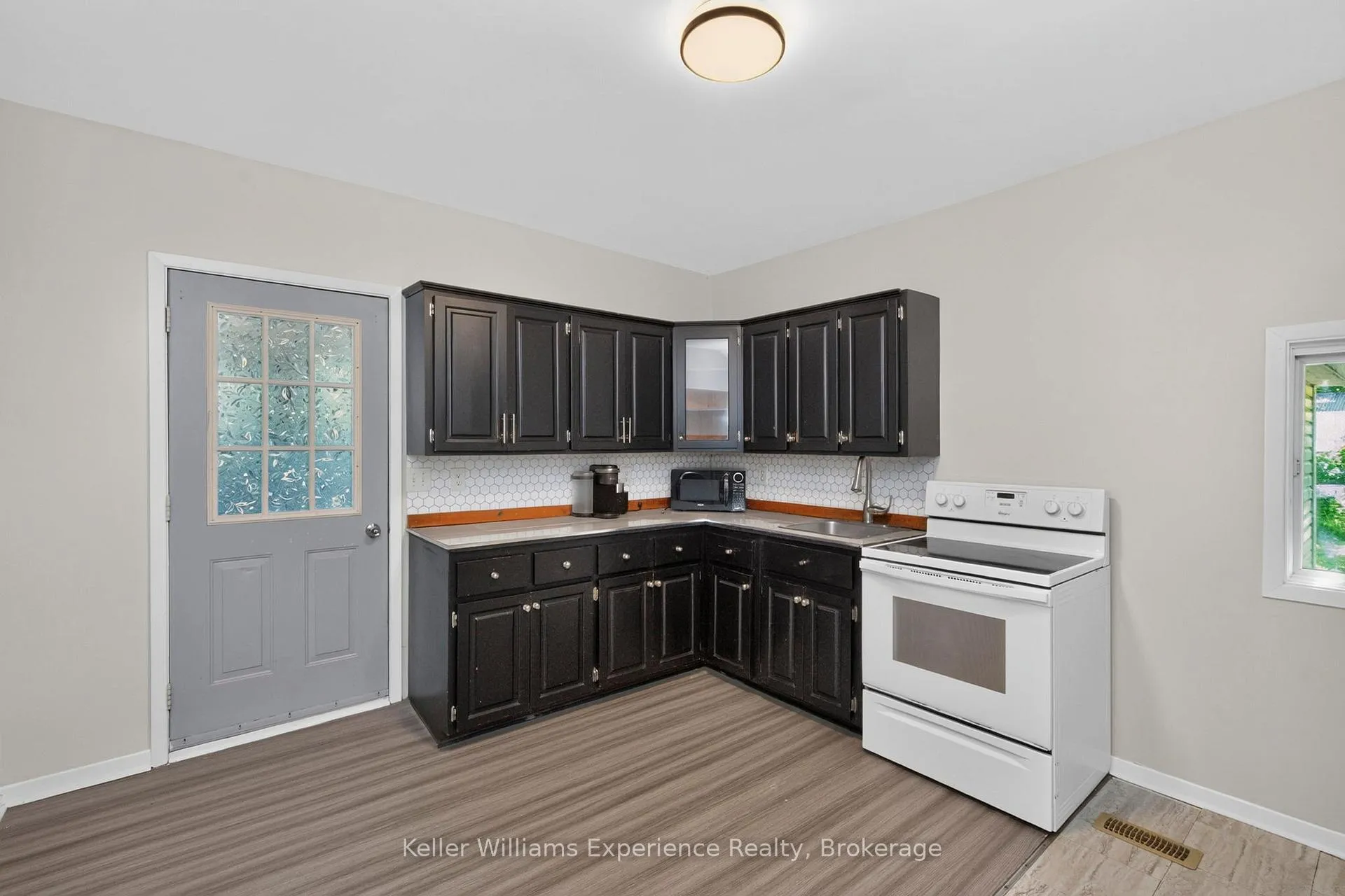 Photo 5 of 647 Ottawa Street, Midland — HOMEH