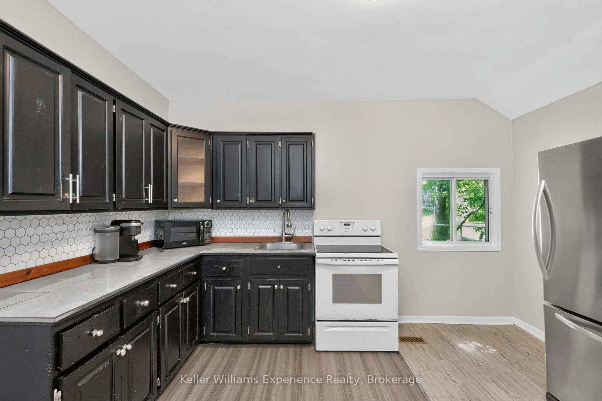 Photo 6 of 647 Ottawa Street, Midland — HOMEH