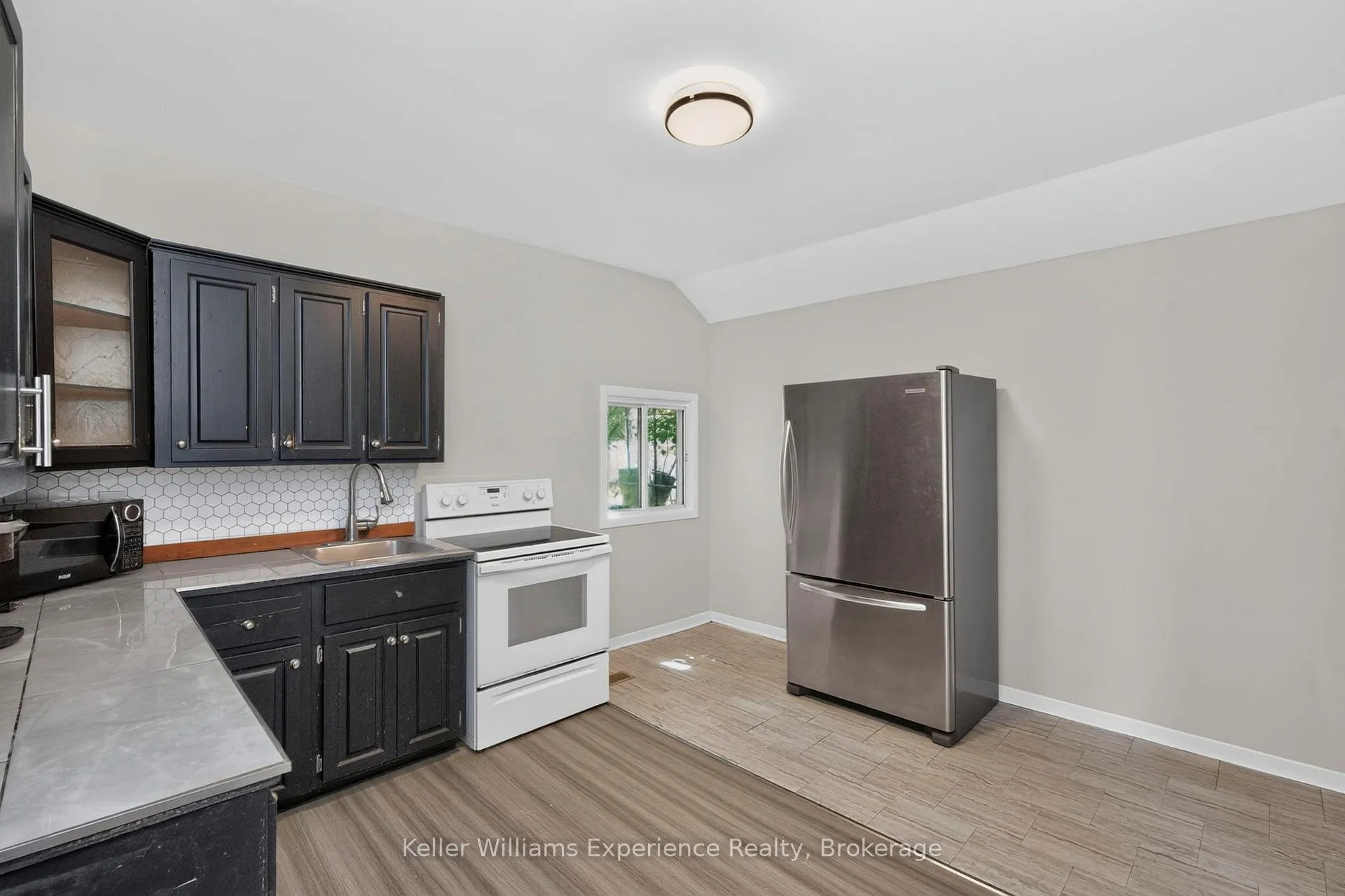 Photo 7 of 647 Ottawa Street, Midland — HOMEH