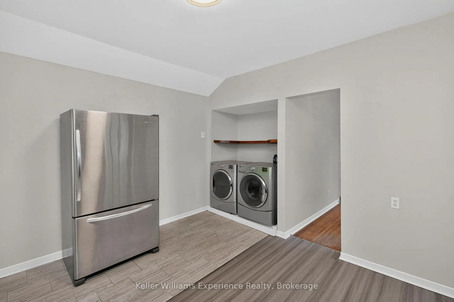 Photo 9 of 647 Ottawa Street, Midland — HOMEH