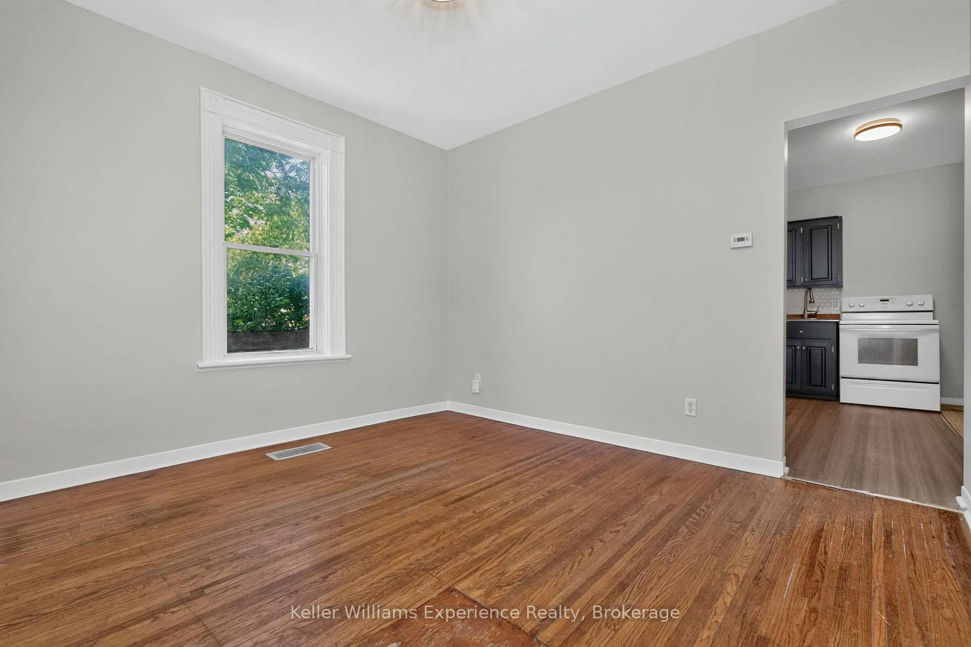 Photo 11 of 647 Ottawa Street, Midland — HOMEH