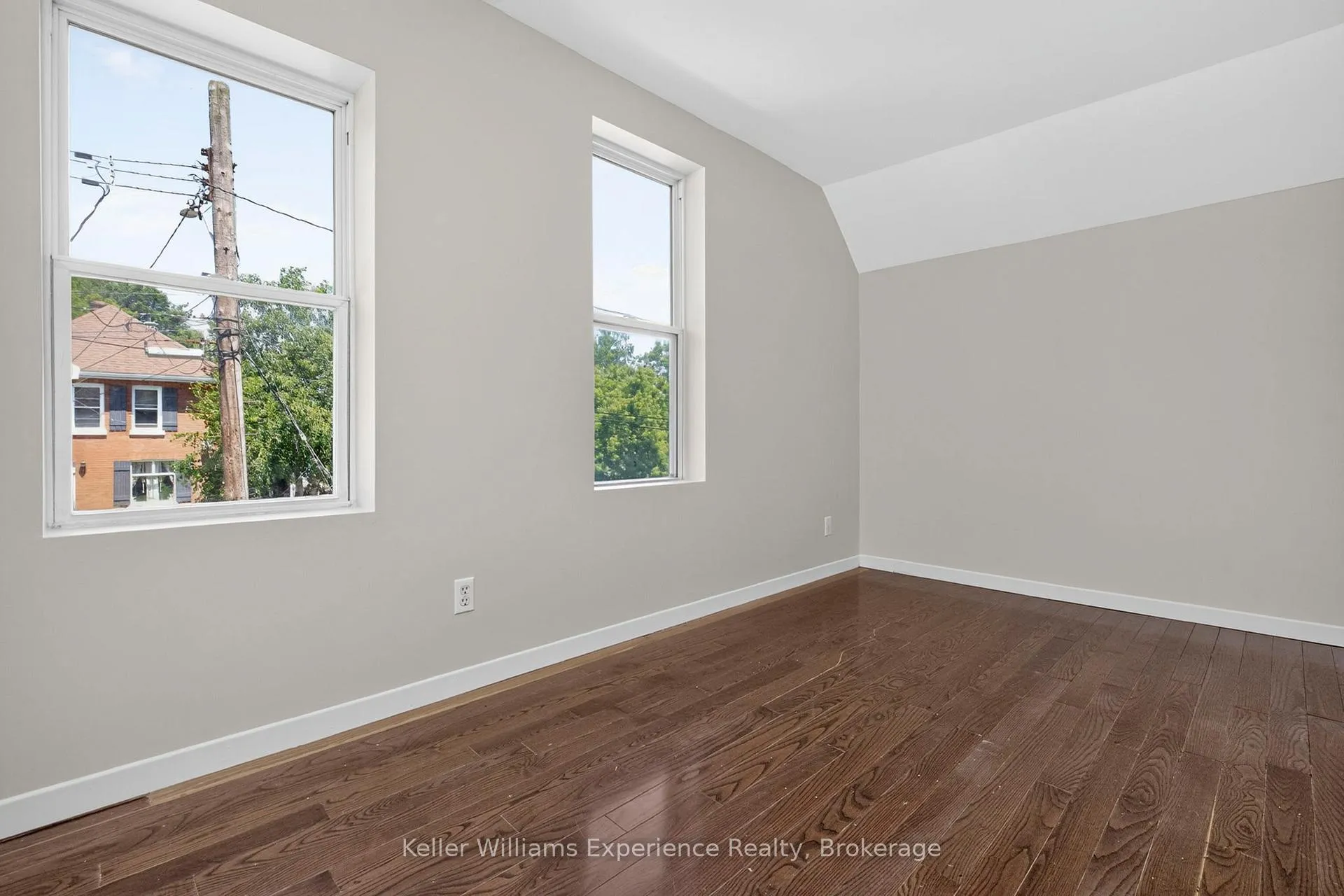 Photo 22 of 647 Ottawa Street, Midland — HOMEH
