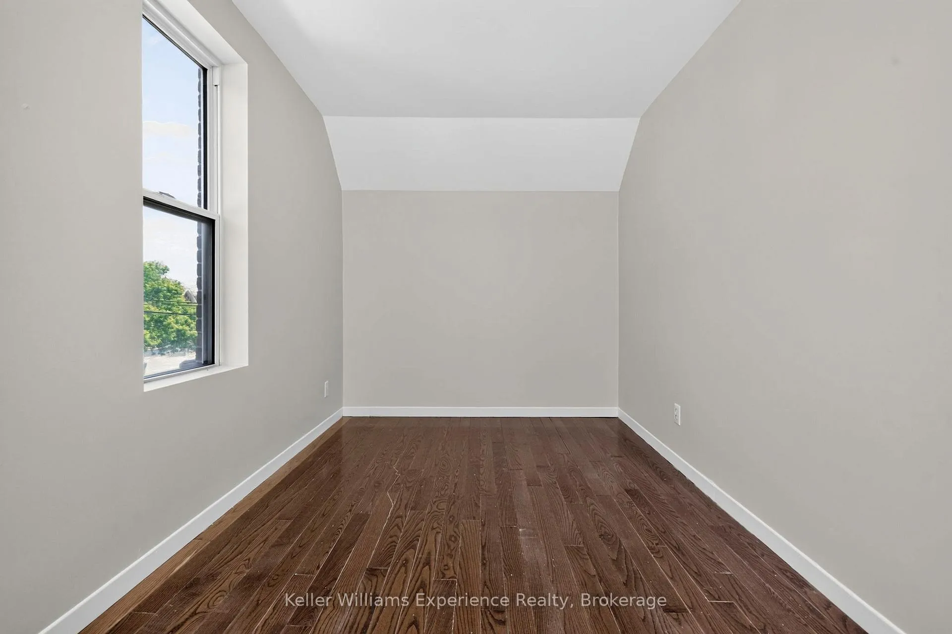 Photo 23 of 647 Ottawa Street, Midland — HOMEH