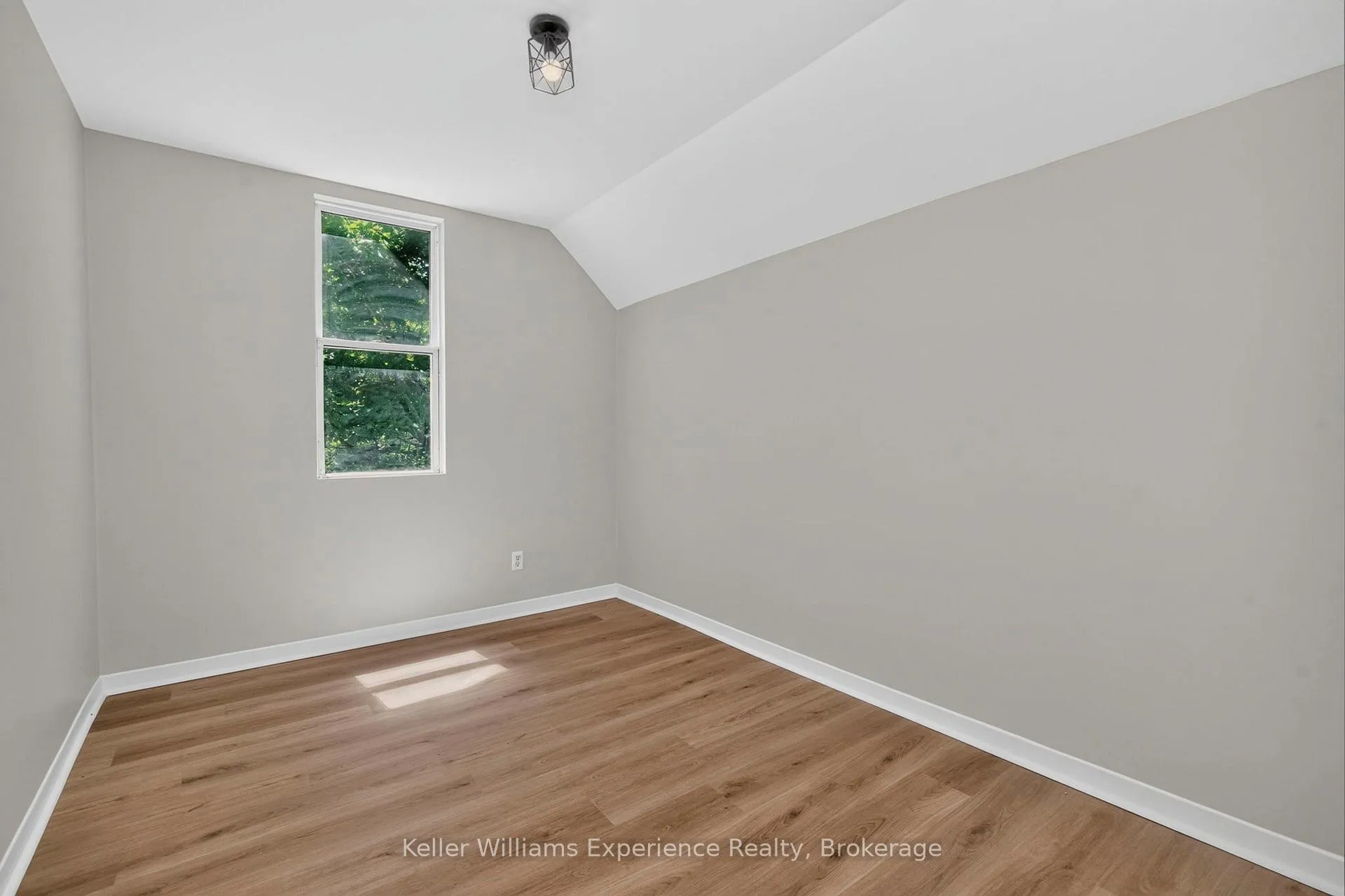 Photo 25 of 647 Ottawa Street, Midland — HOMEH