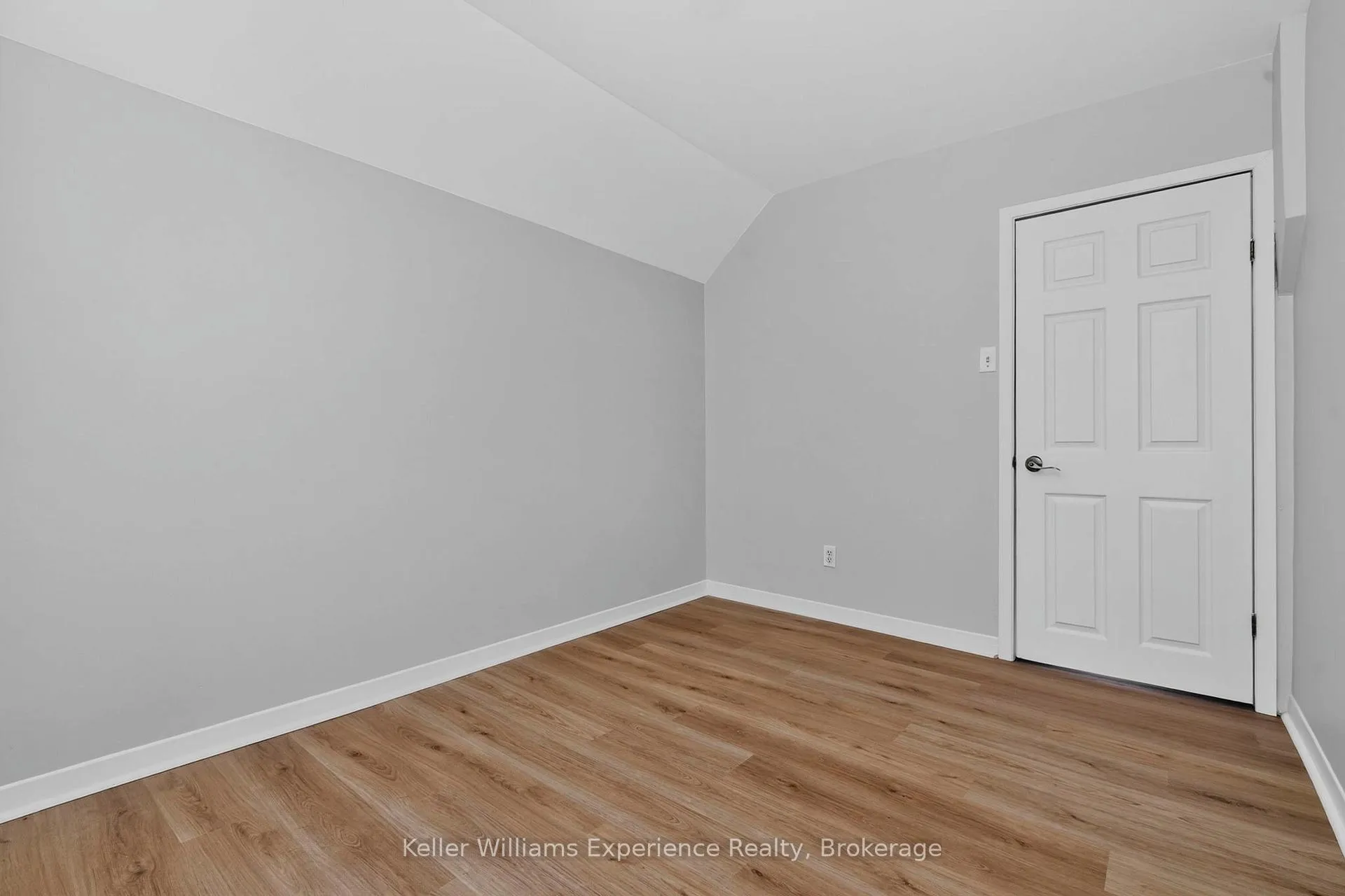 Photo 26 of 647 Ottawa Street, Midland — HOMEH
