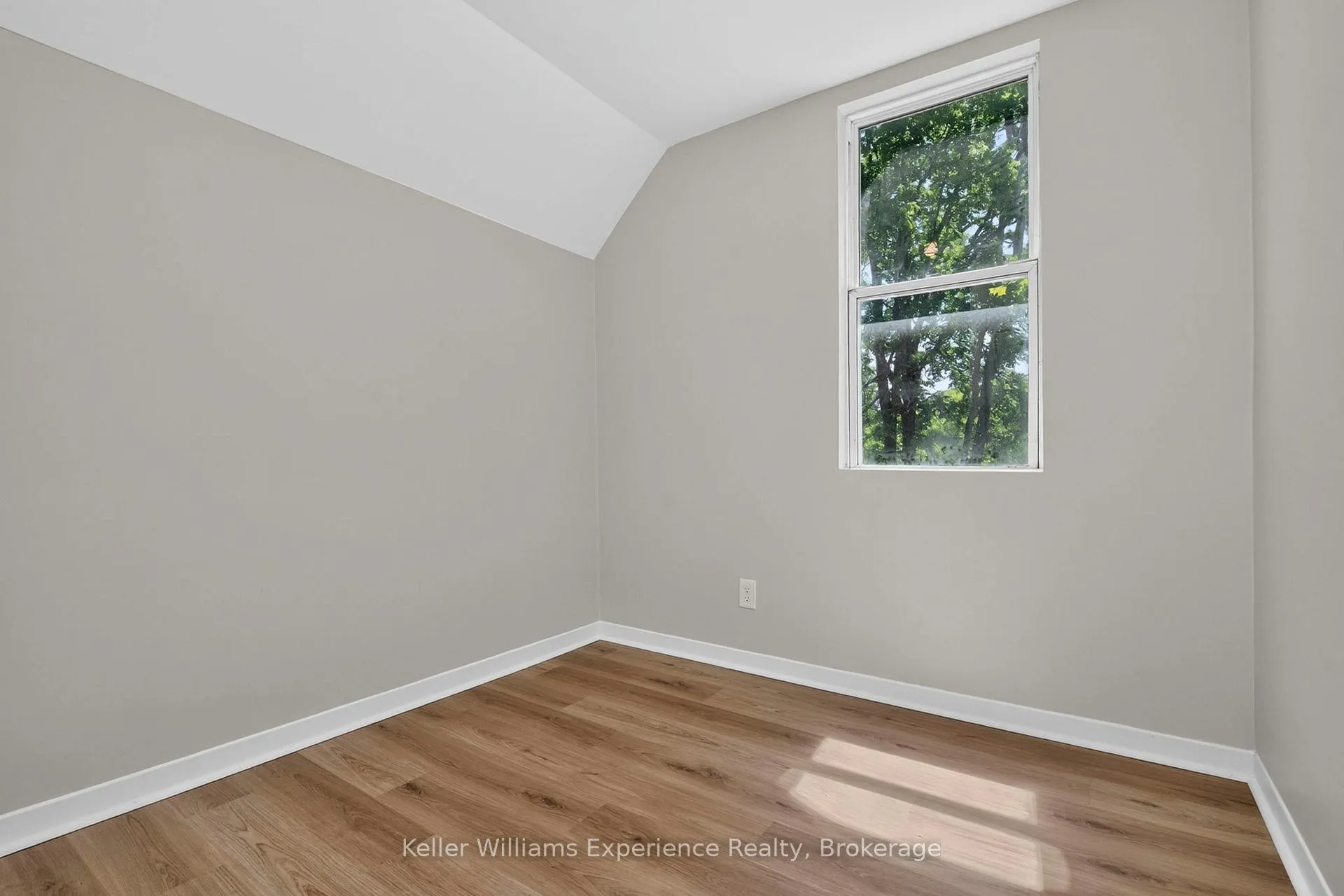Photo 27 of 647 Ottawa Street, Midland — HOMEH