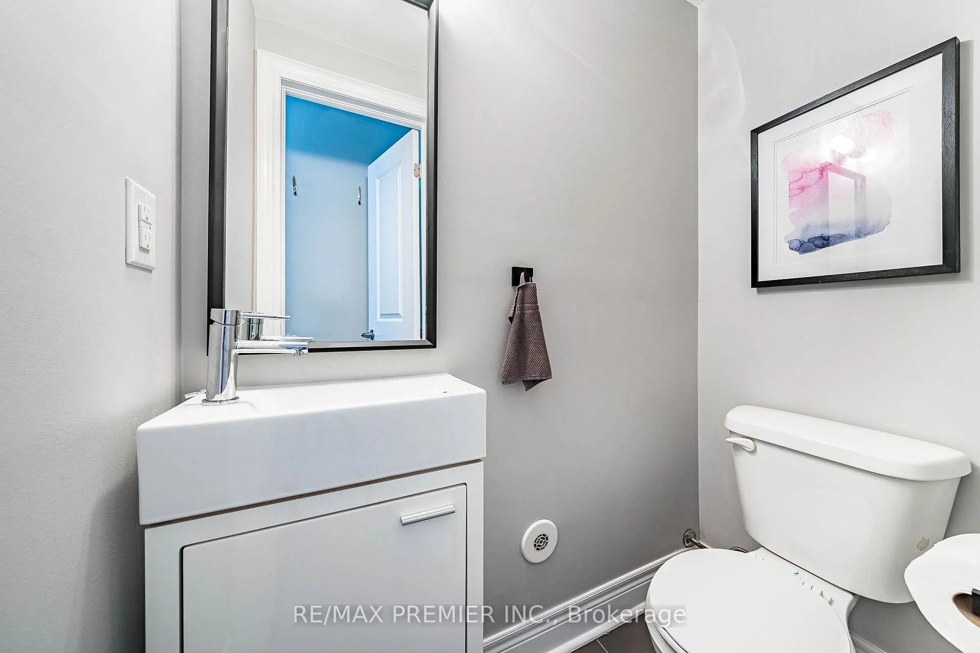 Photo 4 of Unit 16, 8321 Kipling Avenue, Vaughan, West Woodbridge — HOMEH