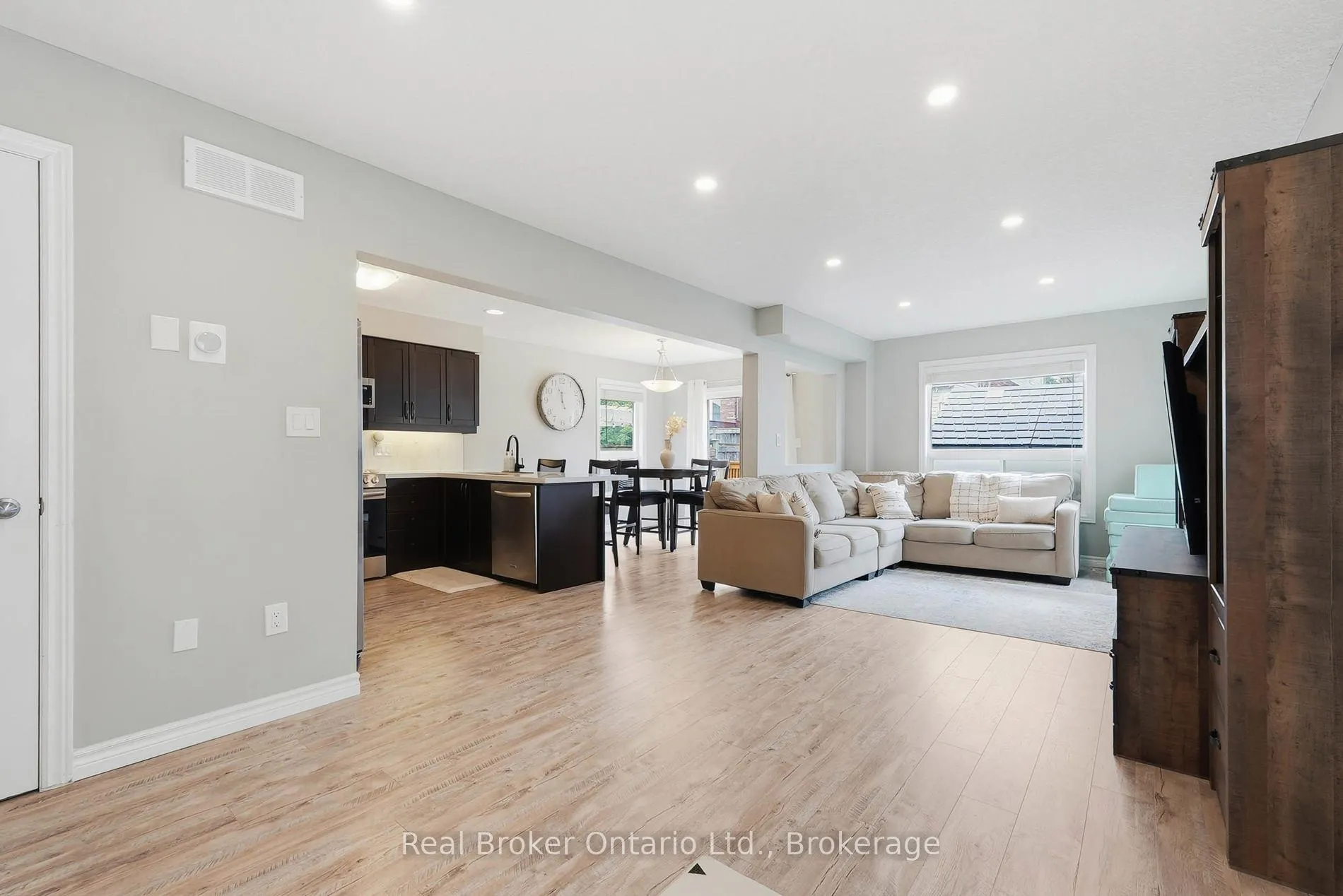 Photo 11 of 1381 Old Zeller Drive, Kitchener — HOMEH