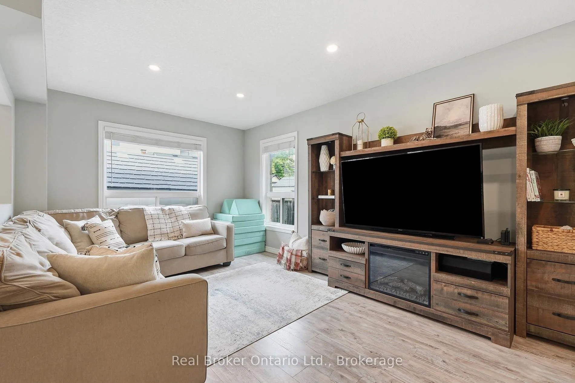Photo 12 of 1381 Old Zeller Drive, Kitchener — HOMEH