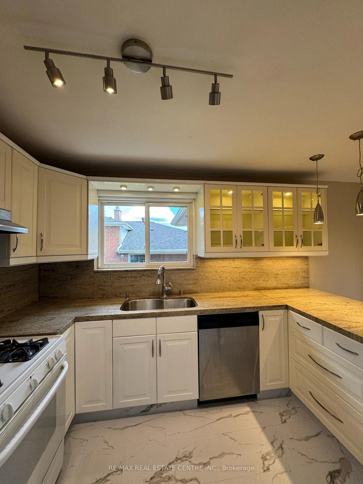 Photo 3 of 45 Sherwood Forest Drive, Markham, Bullock — HOMEH