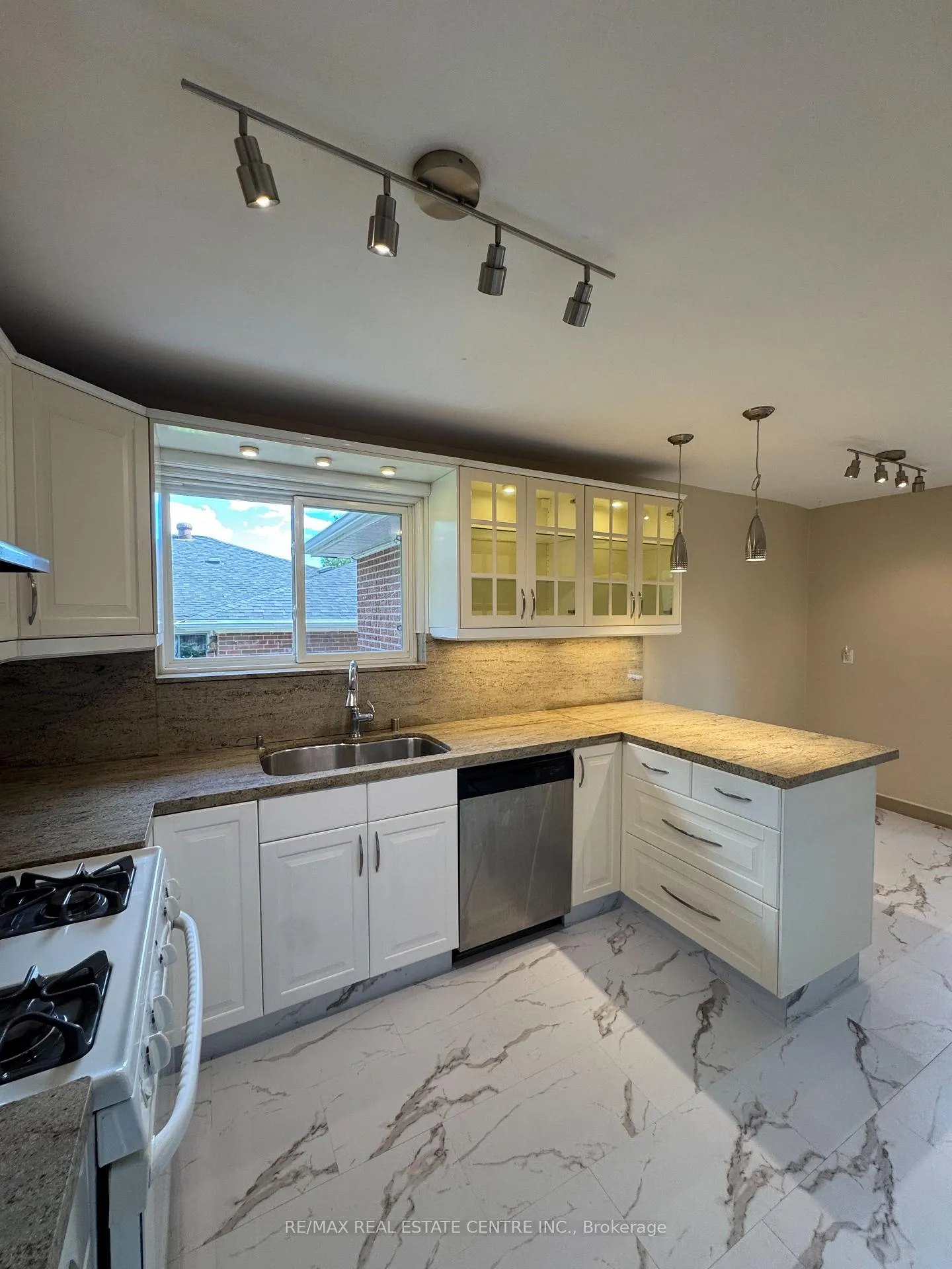 Photo 4 of 45 Sherwood Forest Drive, Markham, Bullock — HOMEH