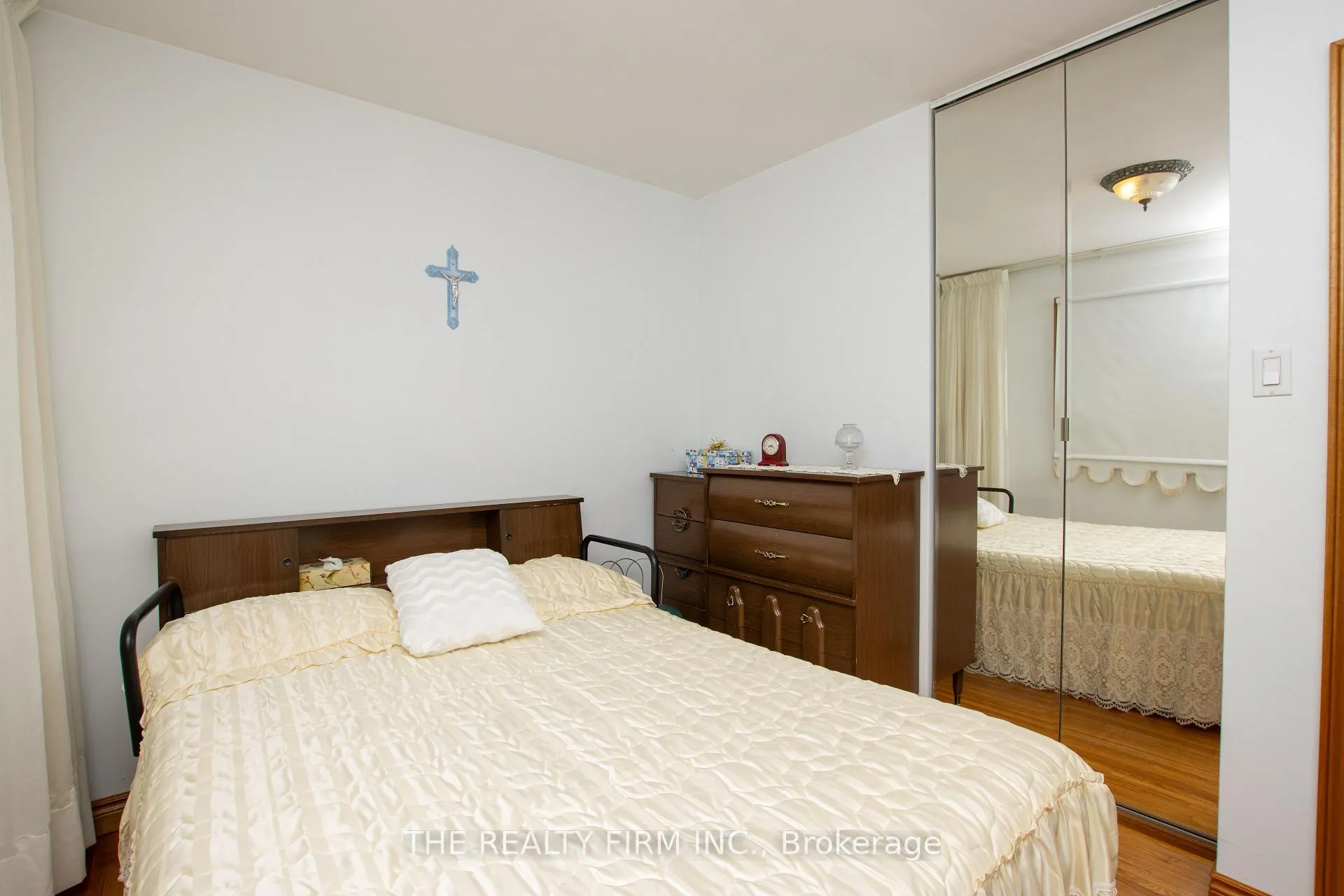 Photo 19 of 287 Panorama Crescent, London, South J — HOMEH